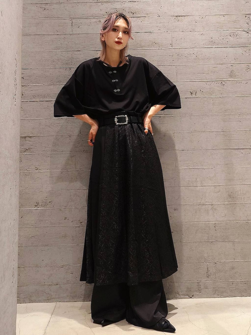 グレー系のタンクトップ、ブラック系のその他パンツ、ブラウン系のテーラードジャケットを着用したレディースの夏コーディネートの2枚目の写真