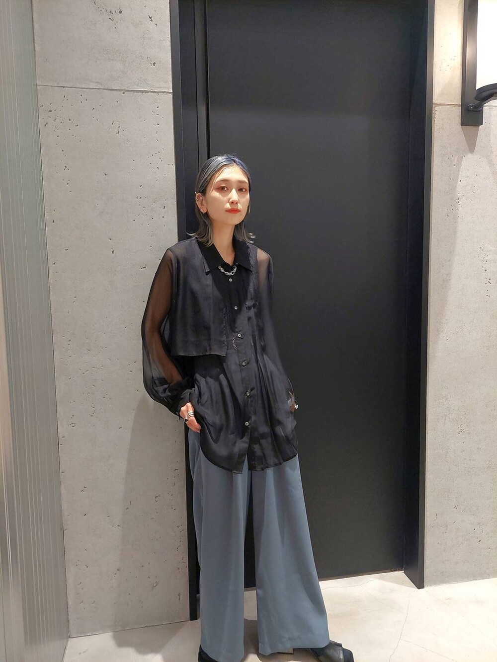 グレー系のその他パンツ、ブラック系のサンダル、ブラック系のシャツ/ブラウスを着用したレディースの春コーディネートの2枚目の写真