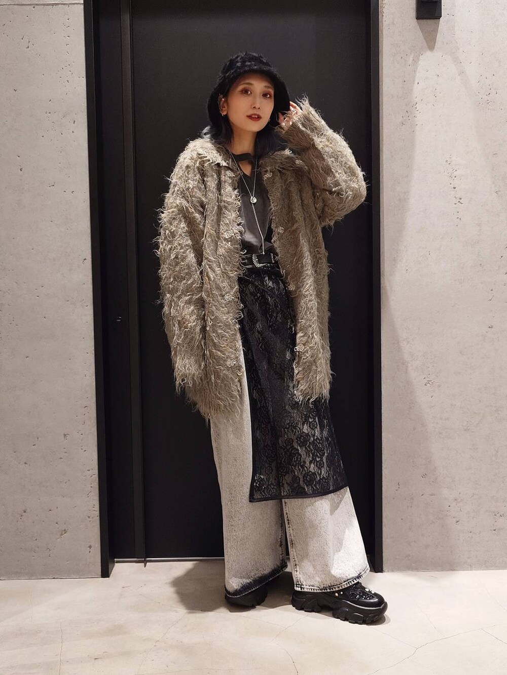 ブラック系のスニーカー、イエロー系のカーディガン/ボレロ、ブラック系のスウェットを着用したレディースの秋コーディネートの2枚目の写真