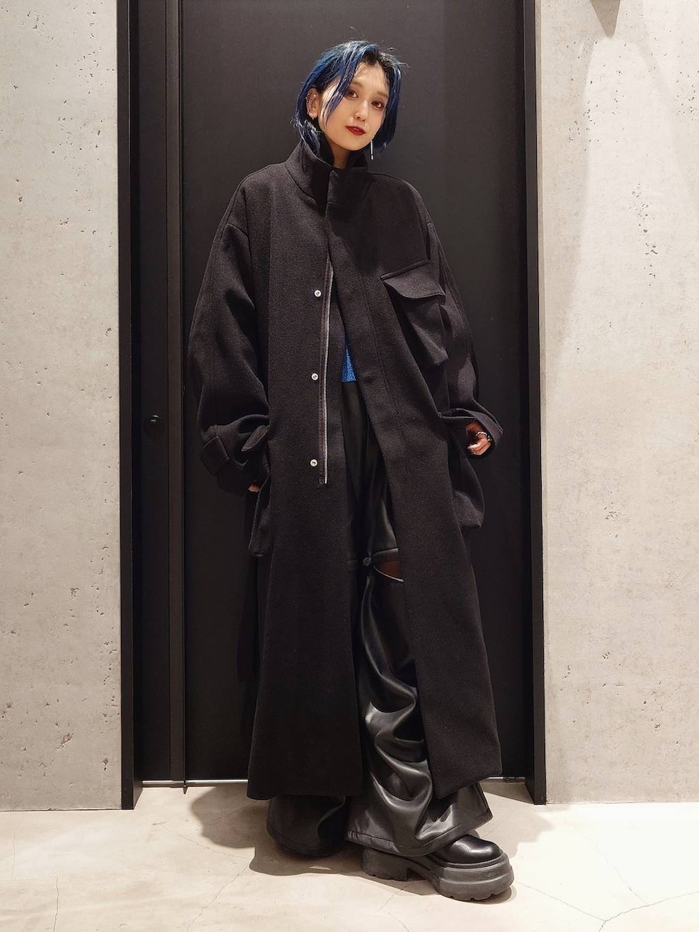 ブラック系のその他アウター、ブラック系のカーゴパンツ、ブラック系のトートバッグを着用したレディースの冬コーディネートの2枚目の写真