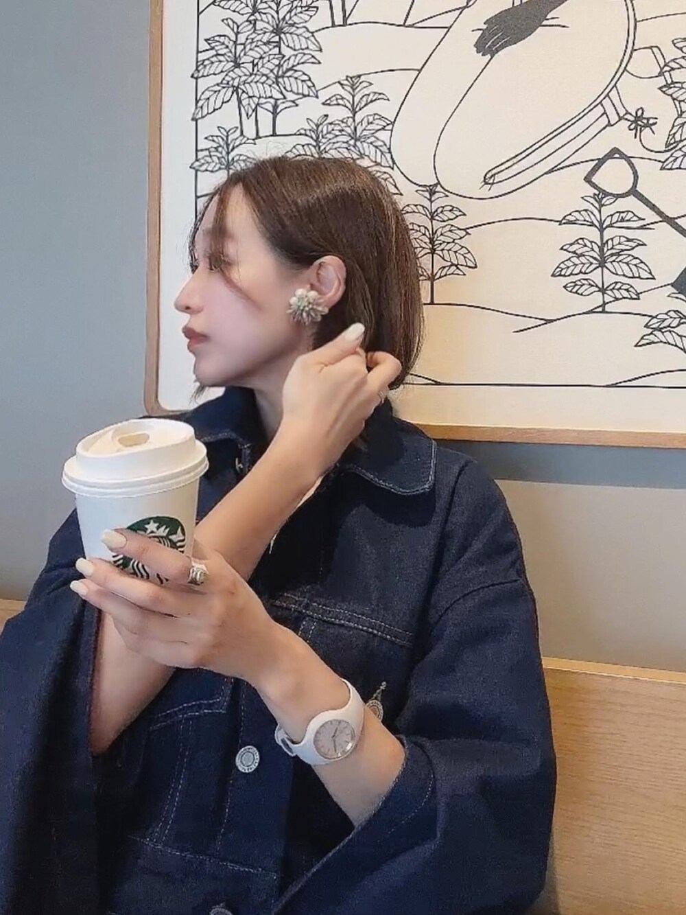 その他のデニムジャケット、ベージュ系のイヤリング、グレー系の腕時計を着用したレディースの秋コーディネートの2枚目の写真