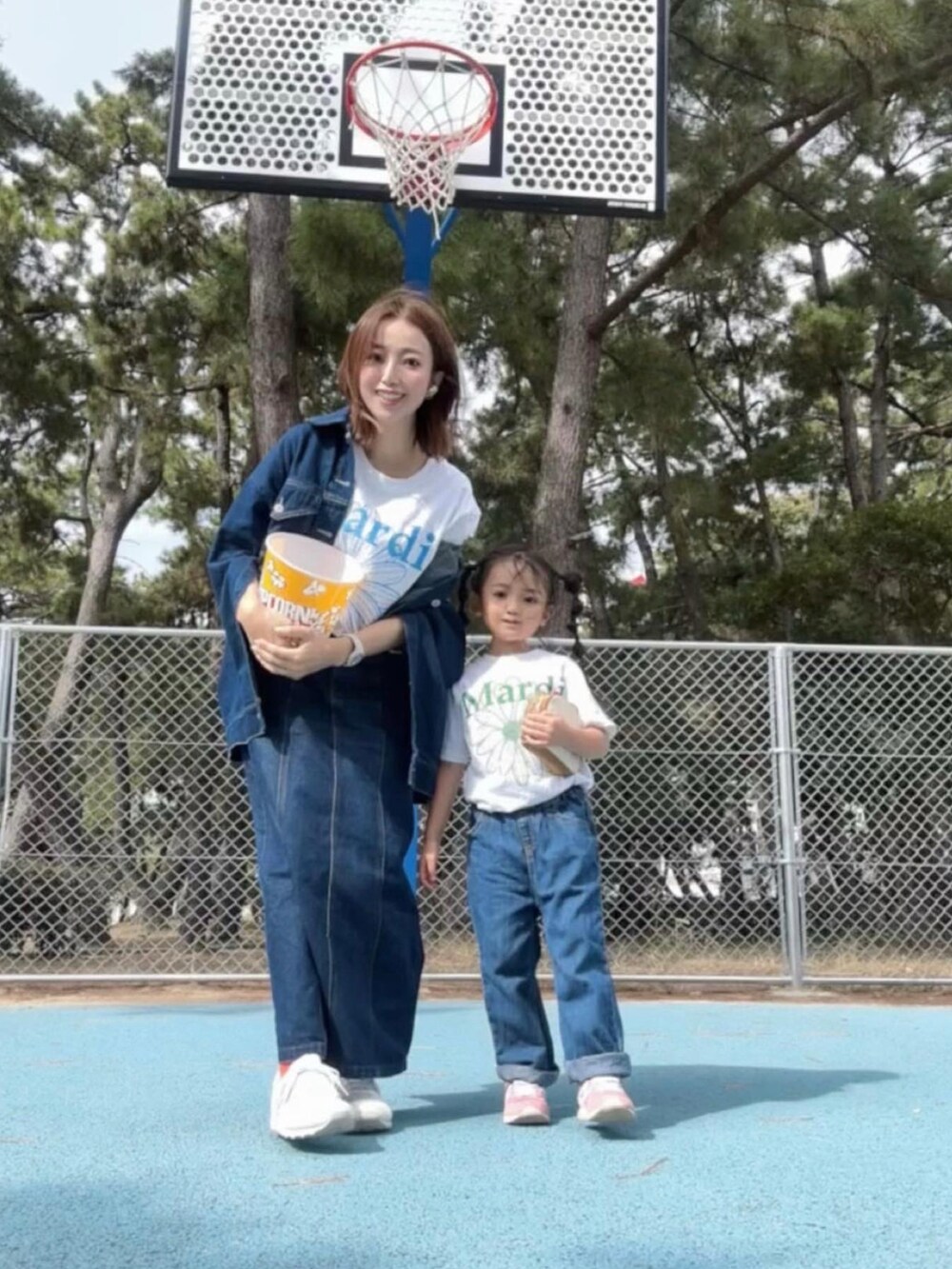 その他のデニムジャケット、ベージュ系のイヤリング、グレー系の腕時計を着用したレディースの秋コーディネートの3枚目の写真