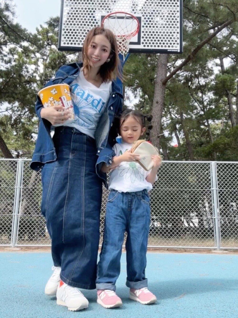 その他のデニムジャケット、ベージュ系のイヤリング、グレー系の腕時計を着用したレディースの秋コーディネートの4枚目の写真