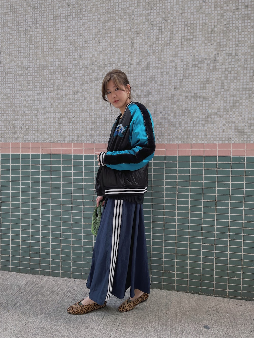 その他のスタジャン、その他のスタジャン、グリーン系のバッグを着用したレディースの冬コーディネートの2枚目の写真