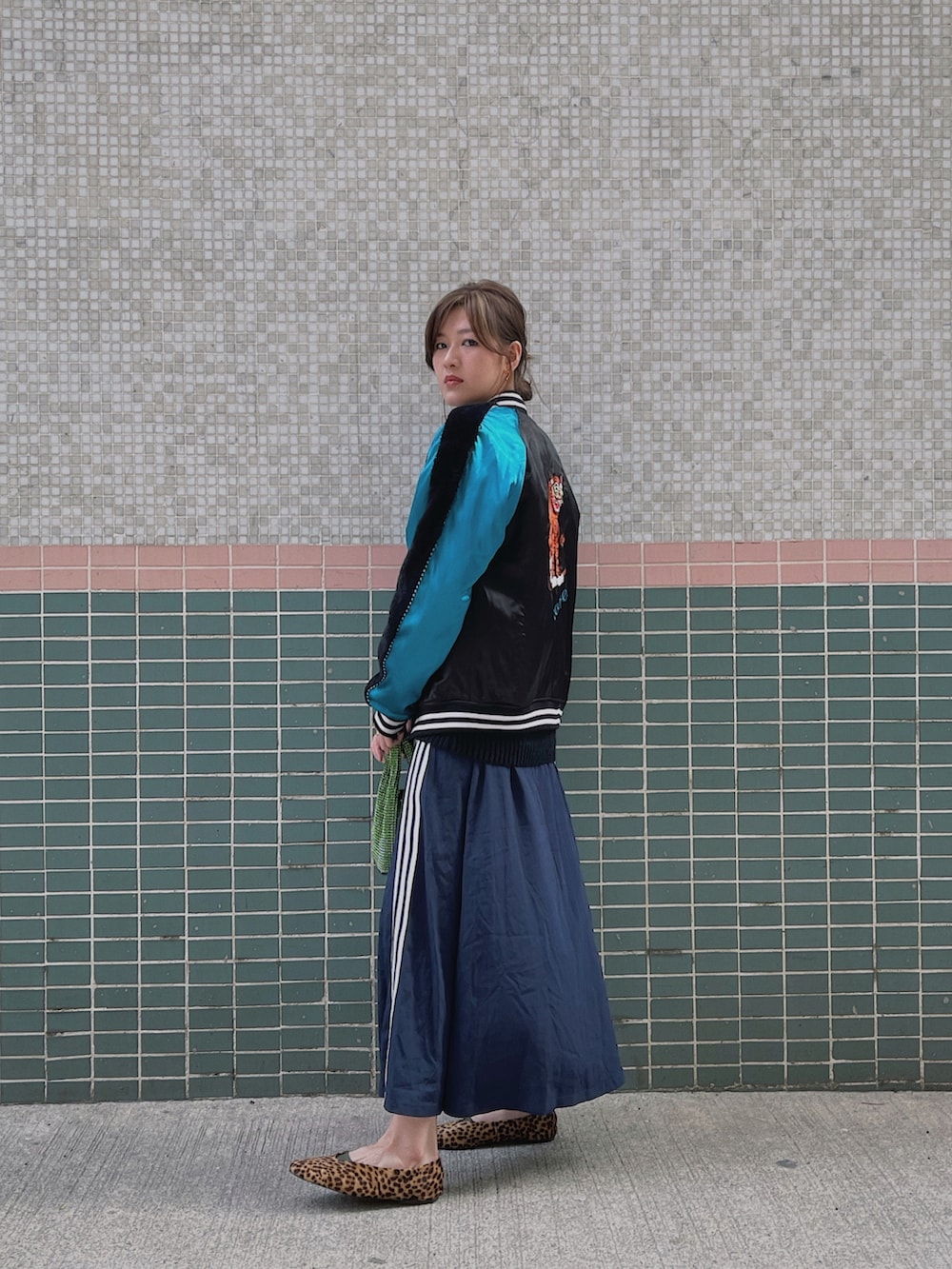 その他のスタジャン、その他のスタジャン、グリーン系のバッグを着用したレディースの冬コーディネートの3枚目の写真