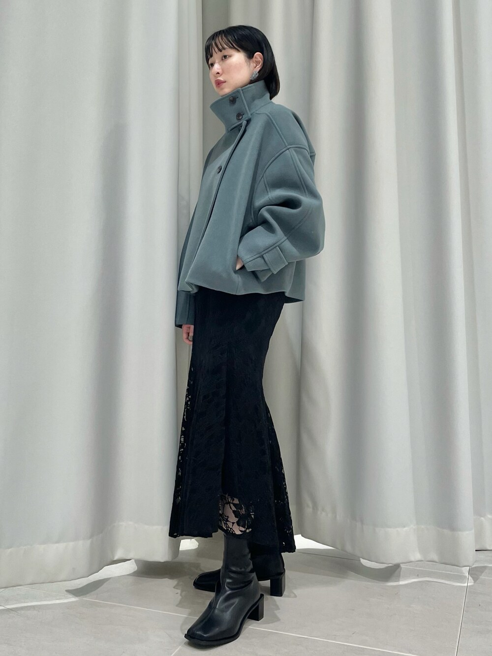 聖美さんの「BACKベルトスタンドカラーコート（KBF）」を使ったコーディネートの2枚目の写真