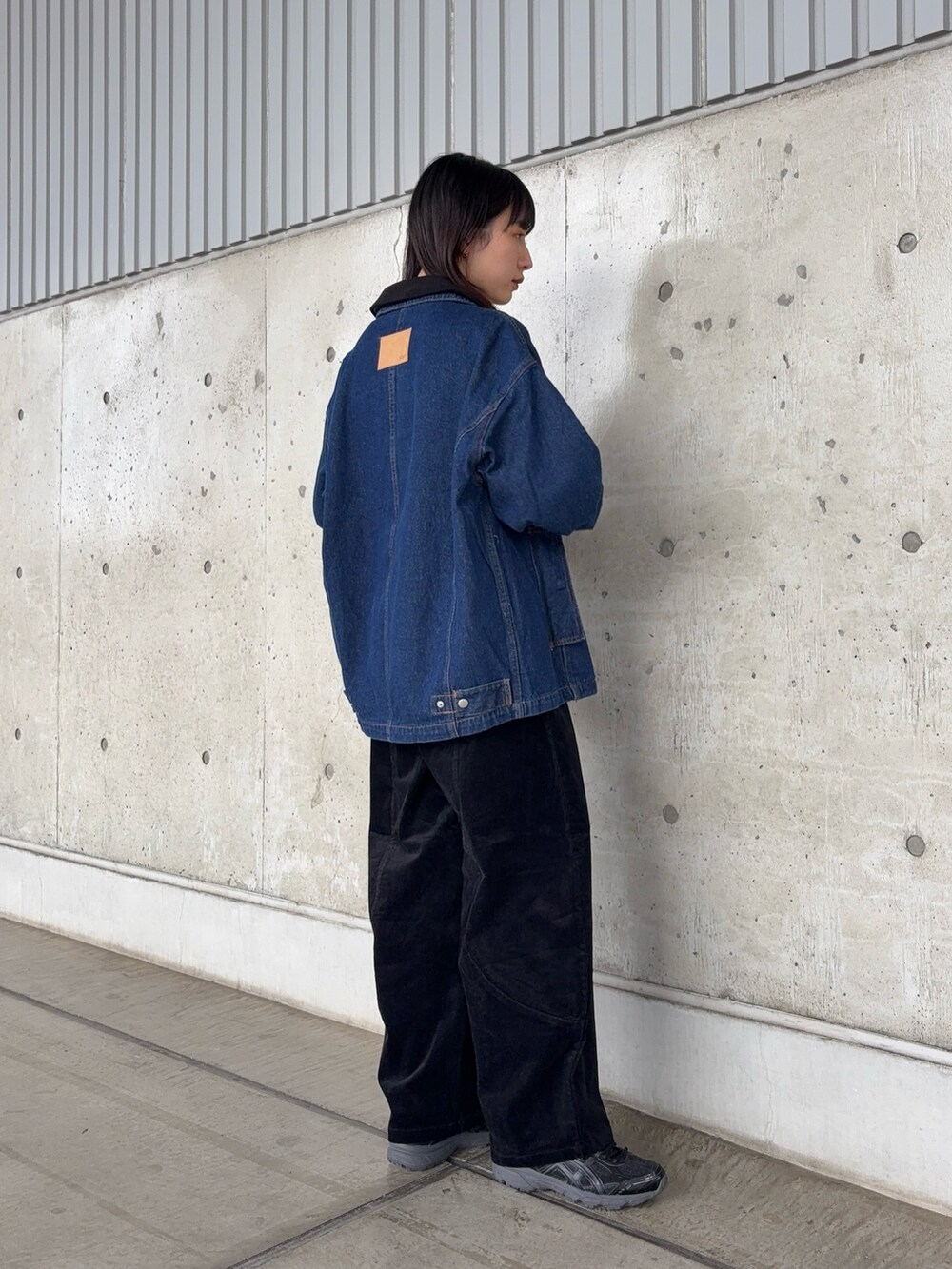 ブルー系のブルゾン、ブラック系のTシャツ/カットソー、ブラック系のその他パンツを着用したレディースの秋コーディネートの2枚目の写真