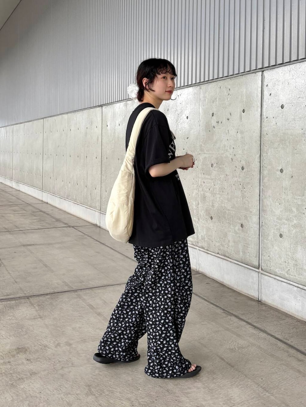 「Tシャツ、サングラス、オーバーサイズ、サンダル、KBF、アウトドア、ロゴT、パンツ、フラワープリント、夏コーデ、パンツスタイル、夏、newarrival、休日スタイル、フェスコーデ」｜「KBFのフラワープリントドロストパンツ（その他パンツ、ブラック系）」を使った、聖美さん（レディース・160cm）の夏コーディネートの4枚目の写真