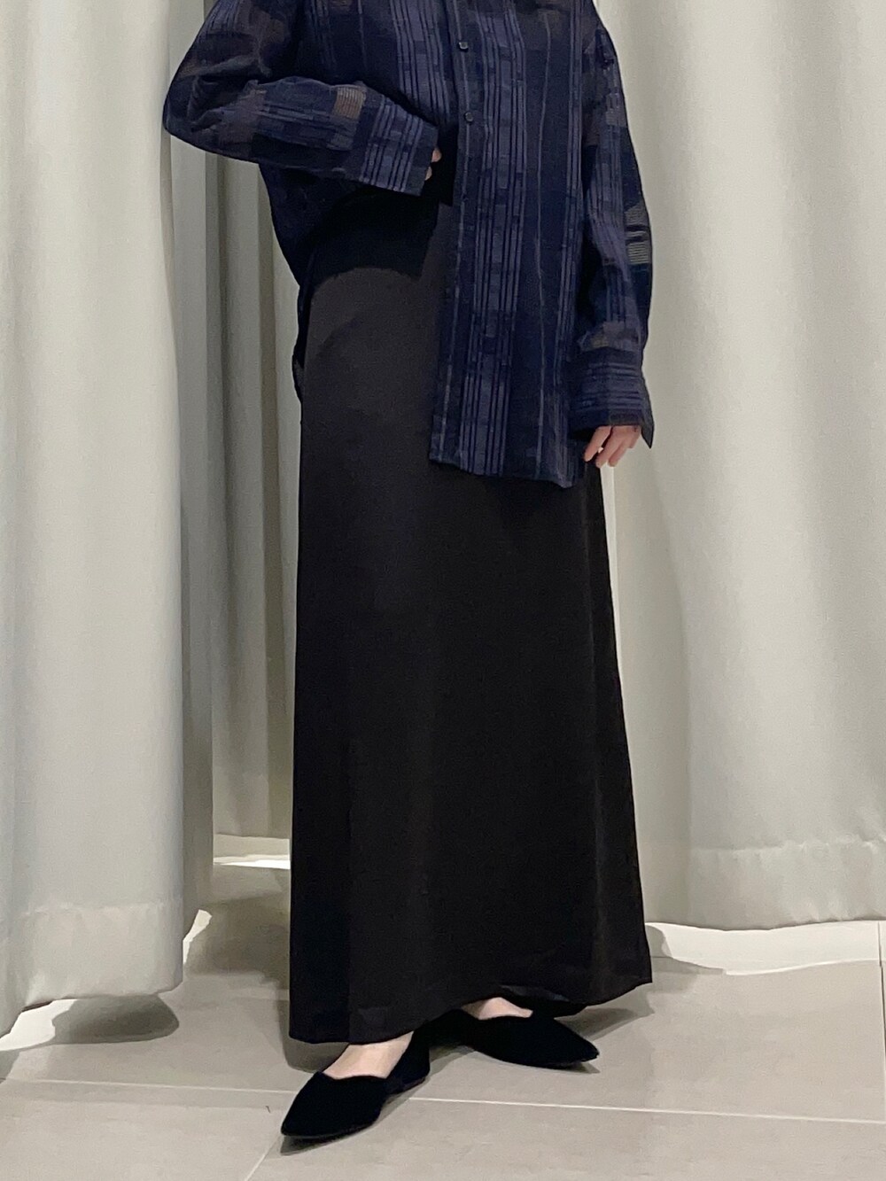 「タックイン、柄シャツ、モノトーン、モード、シャツスタイル、大人カジュアル、秋服準備はじめました、チェック、スカート、Aライン、休日コーデ、キレイめコーデ、お洒落さんとつながりたい、シャツ好き集まれ」｜「KBFのメッシュチェックBIGシャツ（シャツ/ブラウス、ブルー系）」を使った、聖美さん（レディース・160cm）の夏コーディネートの2枚目の写真