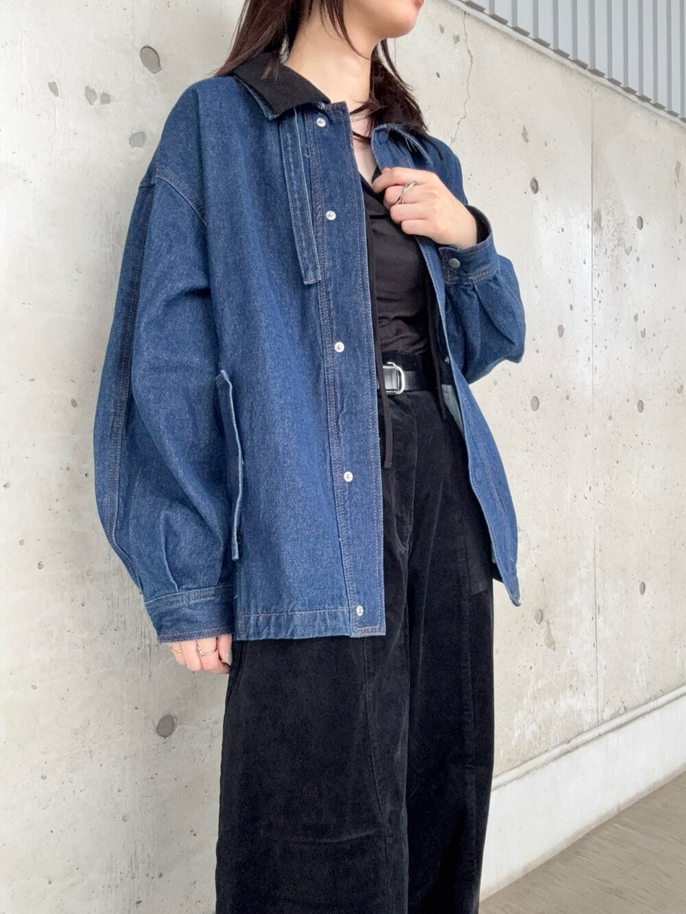 ブルー系のブルゾン、ブラック系のTシャツ/カットソー、ブラック系のその他パンツを着用したレディースの秋コーディネートの3枚目の写真