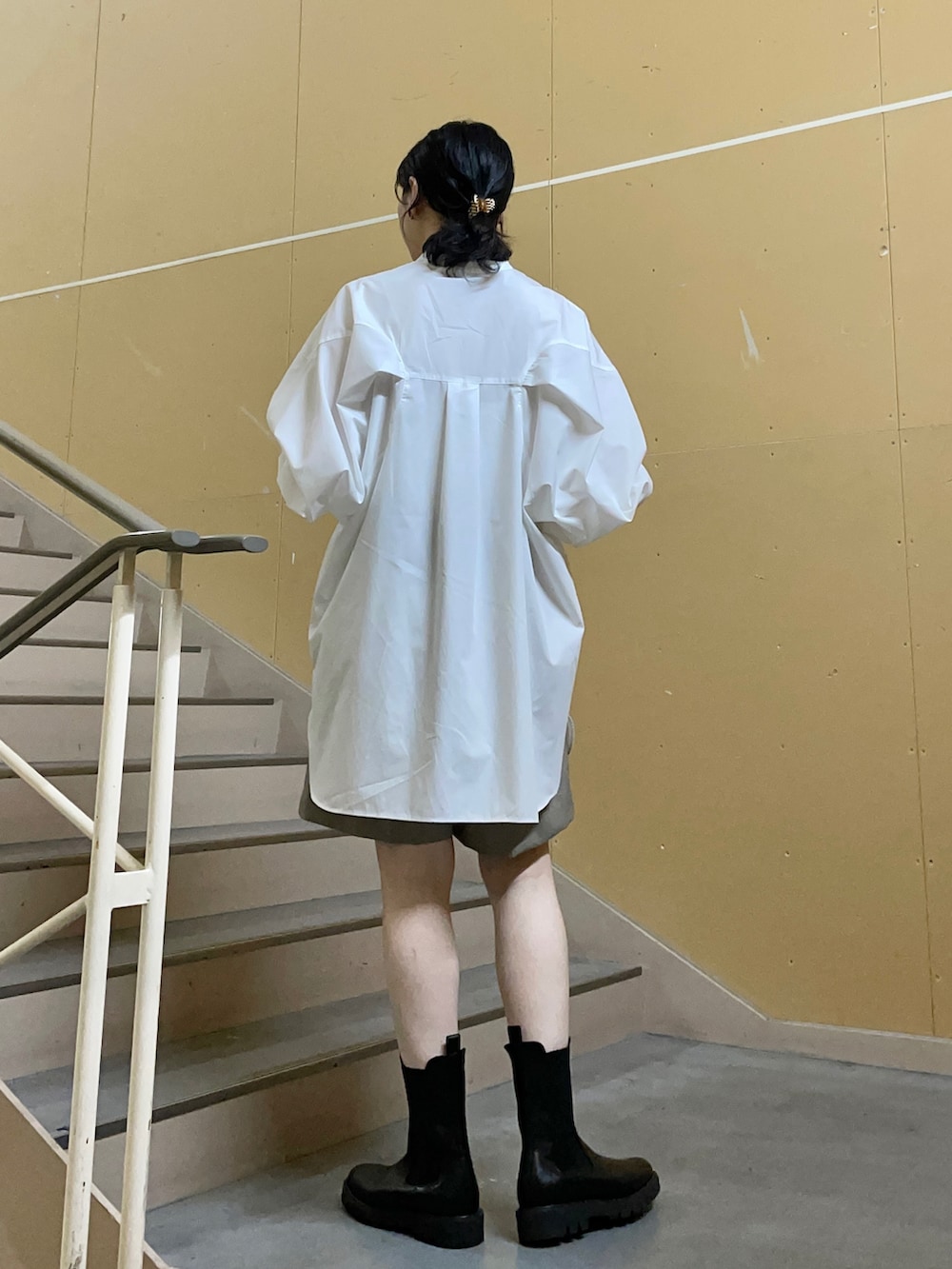「ハーフパンツ、ビッグシルエット、モード、シャツスタイル、大人カジュアル、厚底シューズ、ワンピース、ボリューム袖、ブーツ、シンプル、お出かけコーデ、ootd、パンツ、淡色女子、大人かわいい」｜「RODE SKOの3.5センチタンクソールサイドゴアブーツ（ブーツ、ブラック系）」を使った、聖美さん（レディース・160cm）の夏コーディネートの2枚目の写真
