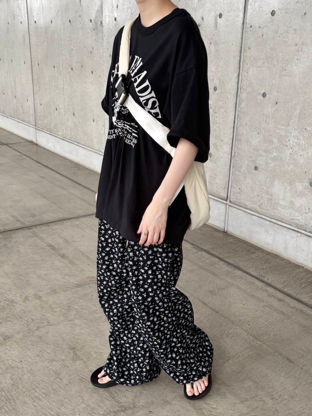 「Tシャツ、サングラス、オーバーサイズ、サンダル、KBF、アウトドア、ロゴT、パンツ、フラワープリント、夏コーデ、パンツスタイル、夏、newarrival、休日スタイル、フェスコーデ」｜「KBFのフラワープリントドロストパンツ（その他パンツ、ブラック系）」を使った、聖美さん（レディース・160cm）の夏コーディネートの3枚目の写真