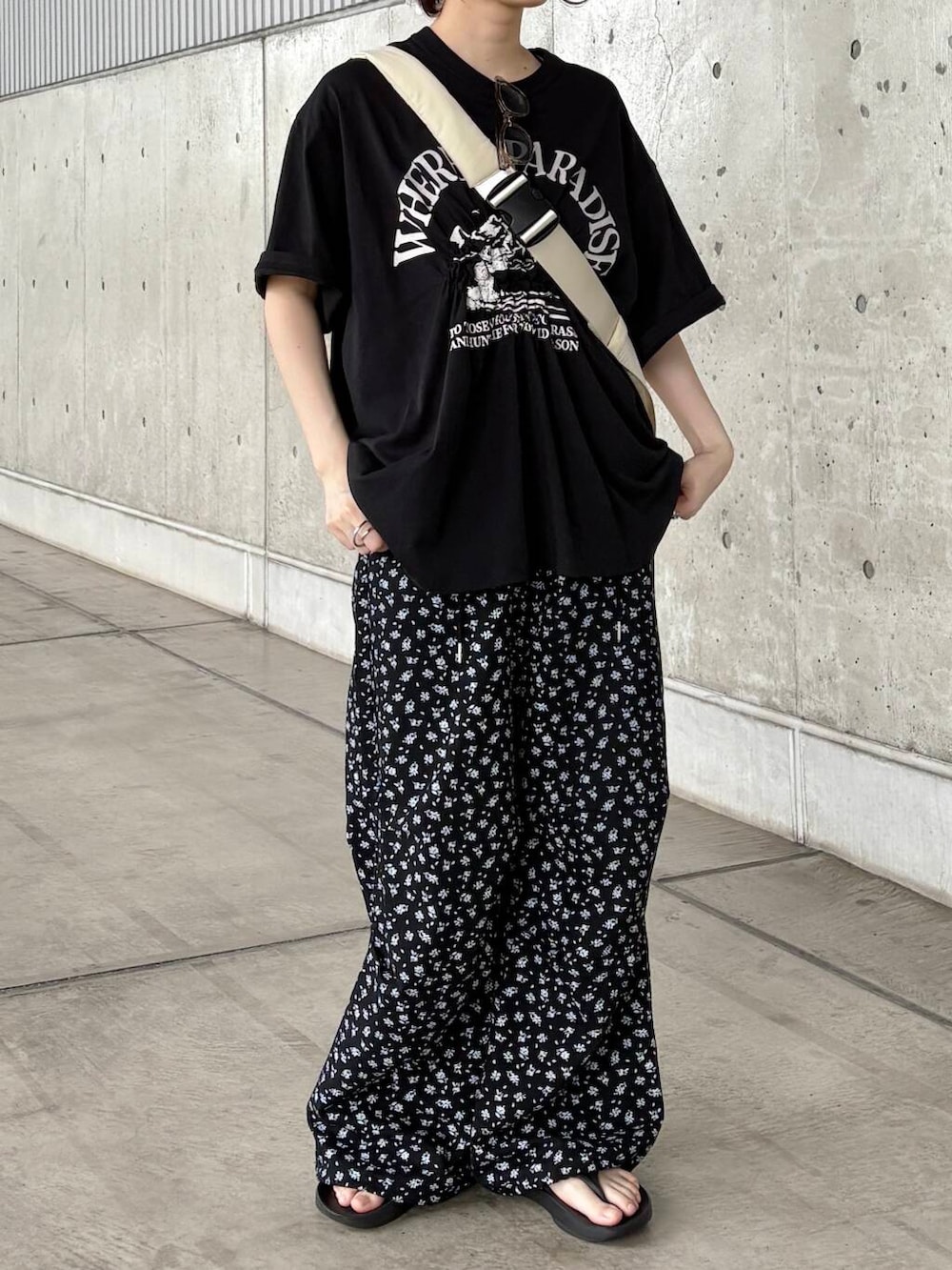 「Tシャツ、サングラス、オーバーサイズ、サンダル、KBF、アウトドア、ロゴT、パンツ、フラワープリント、夏コーデ、パンツスタイル、夏、newarrival、休日スタイル、フェスコーデ」｜「KBFのフラワープリントドロストパンツ（その他パンツ、ブラック系）」を使った、聖美さん（レディース・160cm）の夏コーディネートの2枚目の写真