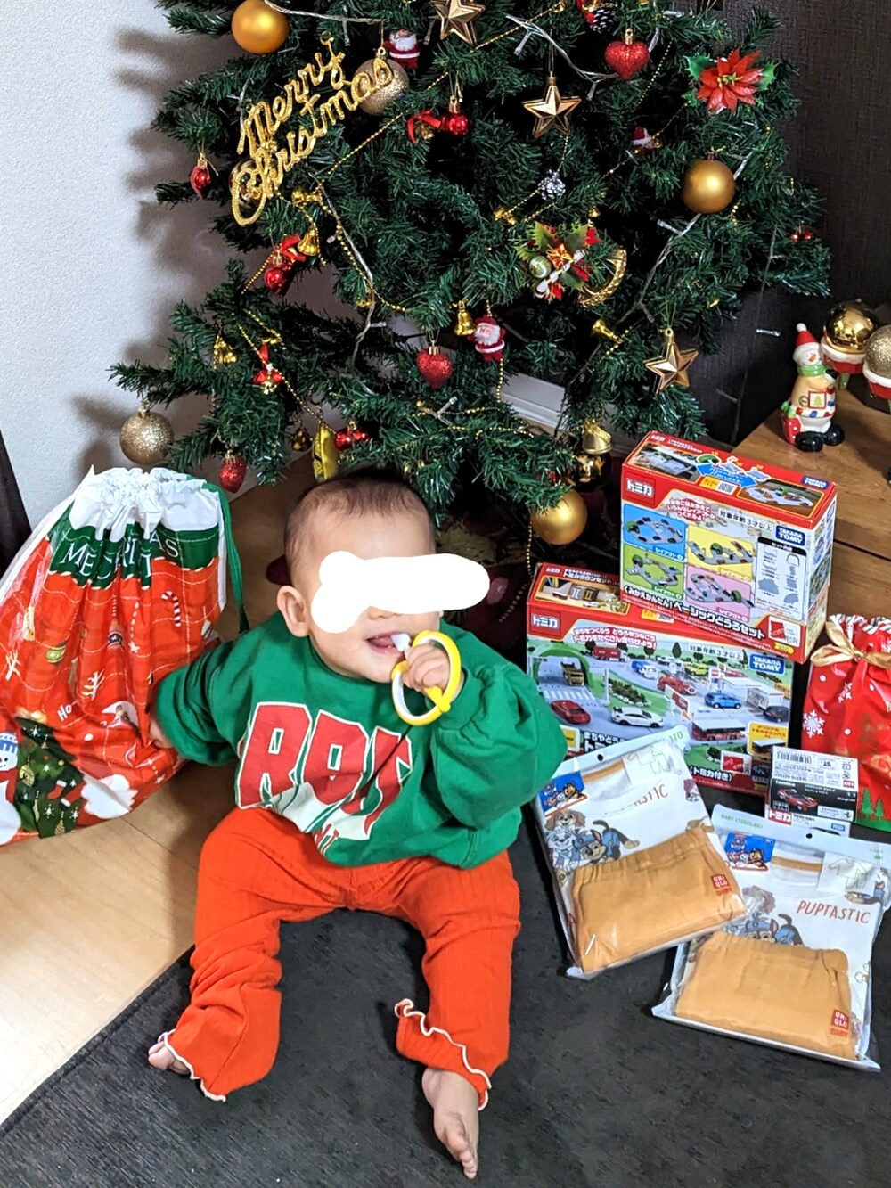 グリーン系のTシャツ/カットソー、オレンジ系のその他パンツを着用したキッズの冬コーディネートの2枚目の写真