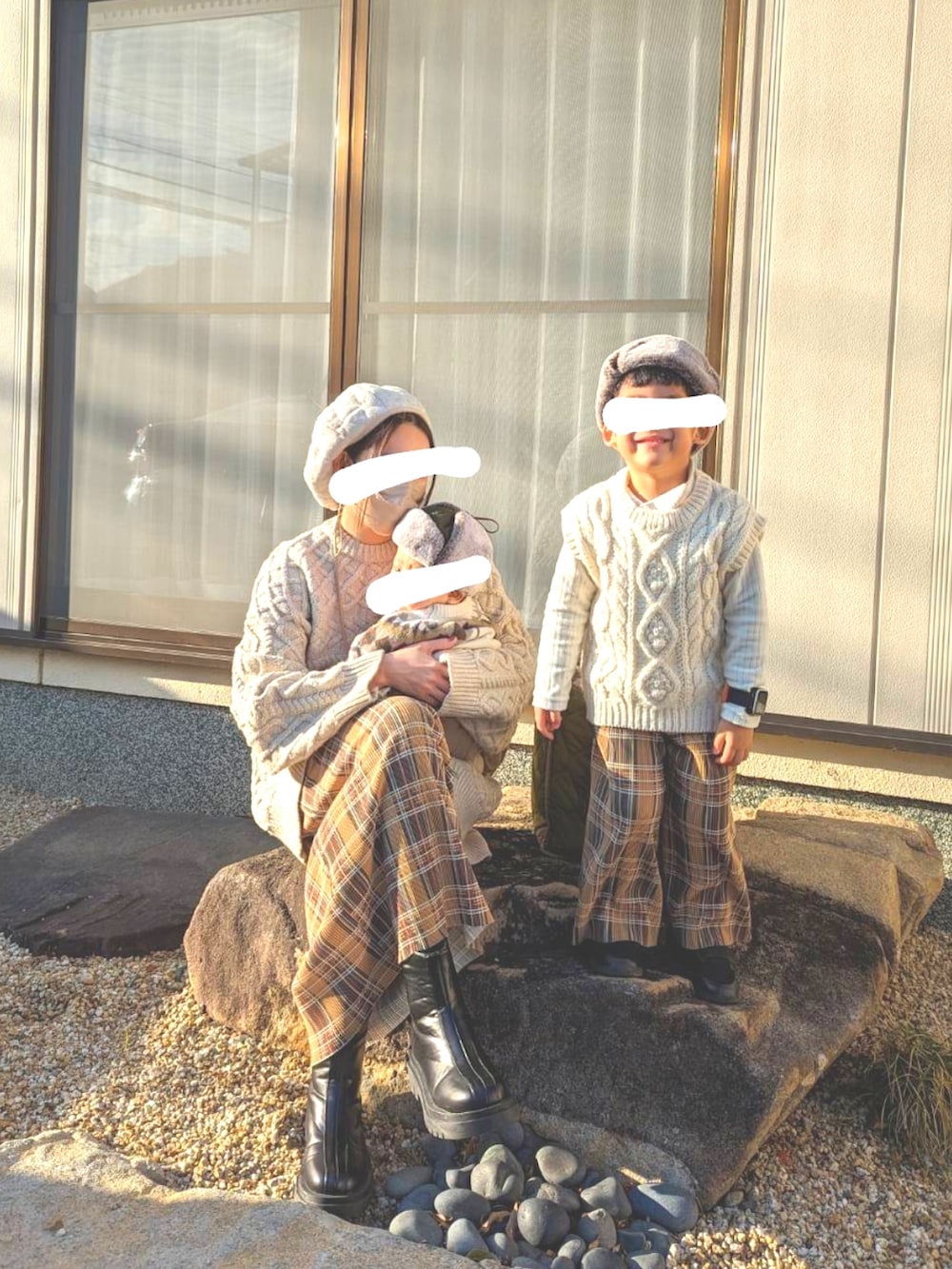 ホワイト系のニット/セーター、イエロー系のスカート、イエロー系のその他パンツを着用したキッズの冬コーディネートの4枚目の写真