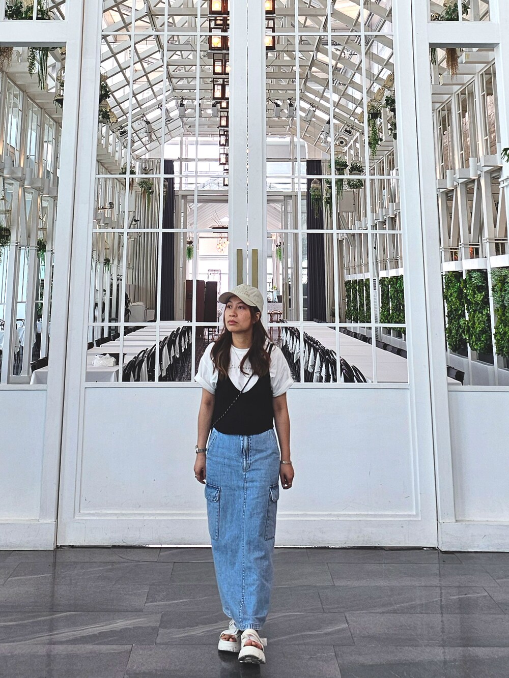 ホワイト系のサンダル、ブルー系のデニムスカート、ホワイト系のTシャツ/カットソーを着用したレディースの夏コーディネートの2枚目の写真