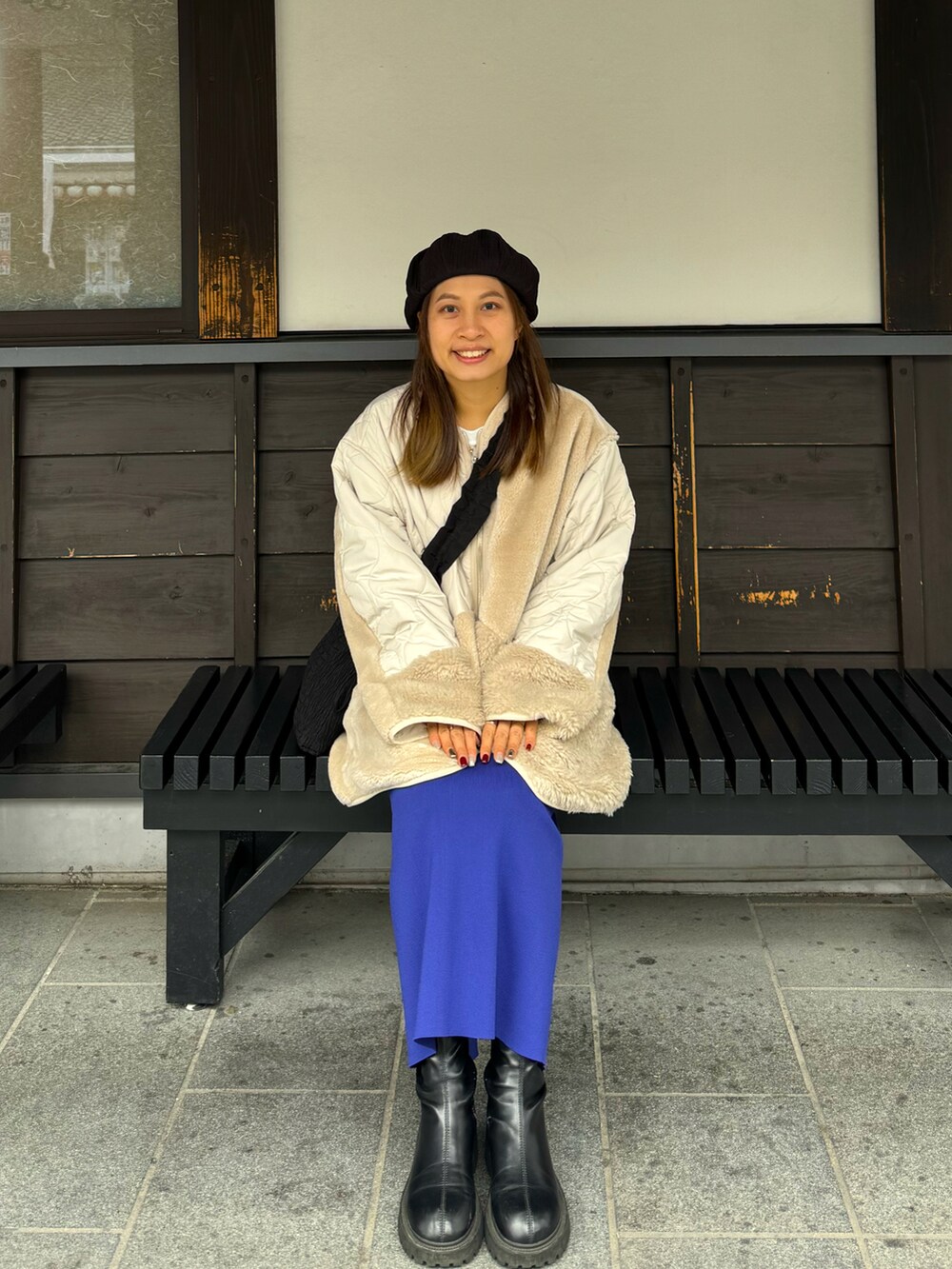 ホワイト系のジャケット/アウター、ブルー系のスカート、ブラック系のショルダーバッグを着用したレディースの春コーディネートの2枚目の写真