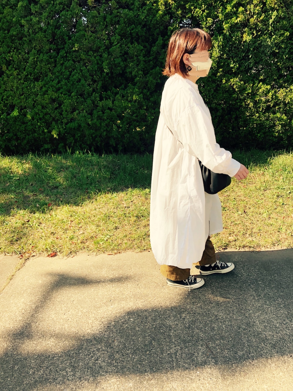 「秋服、楽チンコーデ、ロングワンピース、シャツワンピ、巾着バッグ、ヒザデルパンツ、ワイドパンツ、コンバース、ct70、めがね、低身長」｜「Brocanteの[Brocante / ブロカント] CM80タイプライター　シャンブルワンピース（シャツワンピース、ホワイト系）」を使った、YKP.さん（レディース・153cm）の秋コーディネートの2枚目の写真