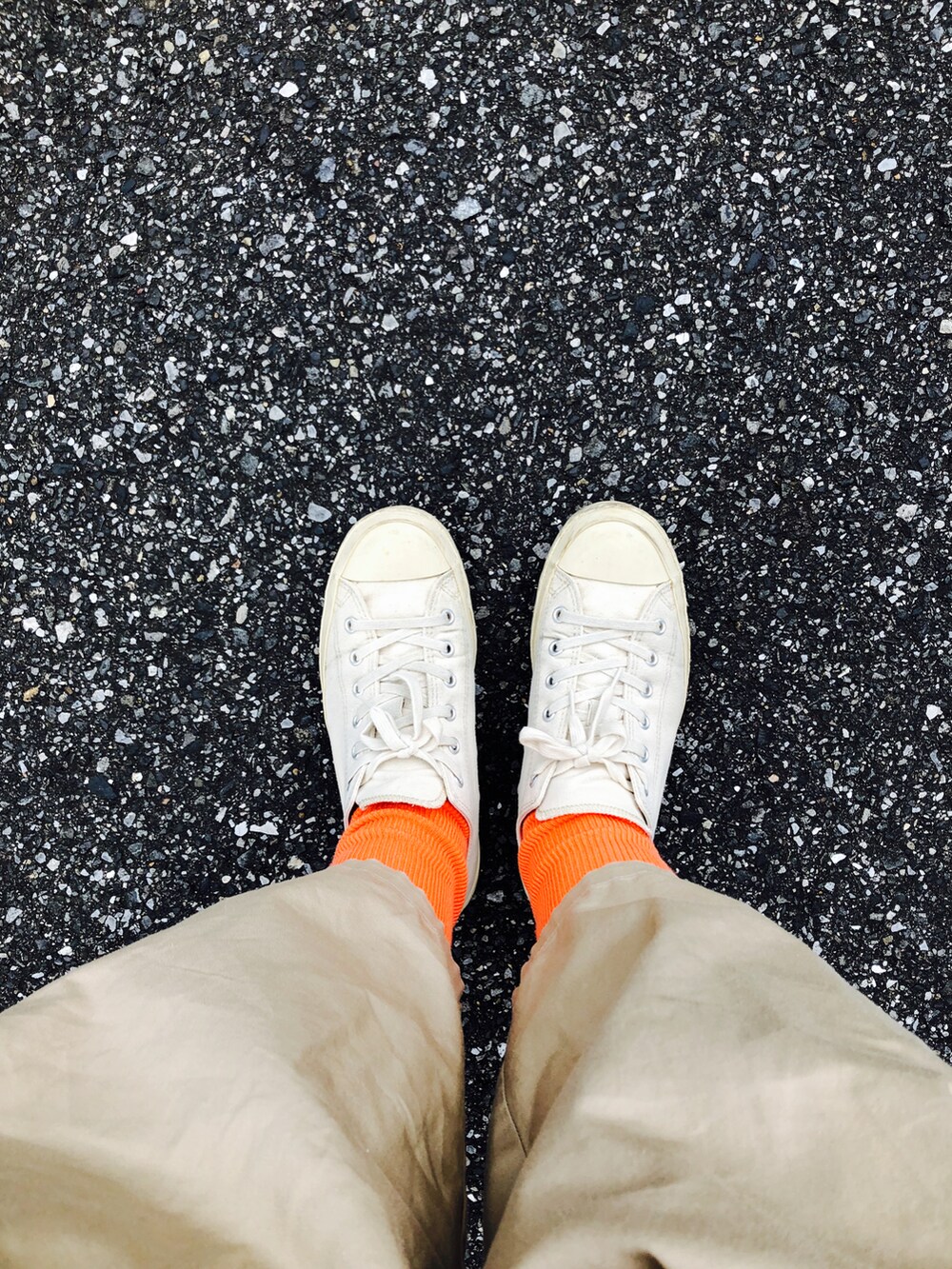 ブラウン系のパーカー、ブラック系のバックパック/リュック、ベージュ系のパンツを着用したレディースの冬コーディネートの2枚目の写真