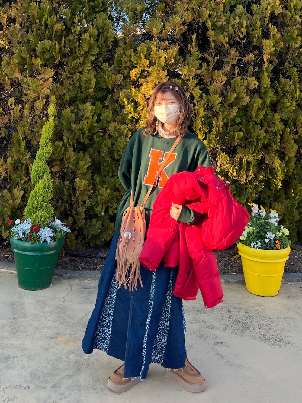 「厚底シューズ、クリスマスに着たい服、冬コーデ、レイヤードスタイル、スウェット、タートルネック、ショートブーツ、kutir、オトナカジュアル、休日スタイル、ビッグシルエット、秋冬コーデ、あったかコーデ、ダウンジャケット、マイベストコーデ2021」｜「kutirのレイヤード風ハイネックスウェット（スウェット、グリーン系）」を使った、®️inaさん（レディース・160cm）の冬コーディネートの2枚目の写真