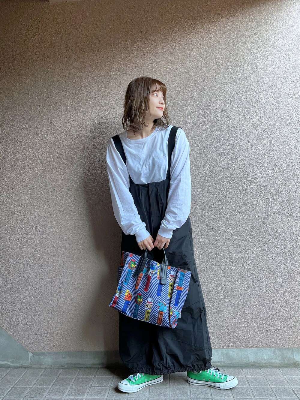 「ごきげんウィーク、Kastane、ロングスカート、ロンT、ワンピース、ジャンパースカート、converse、スニーカーコーデ、スニーカー女子、カジュアルコーデ、オトナカジュアル、おしゃれさんと繋がりたい、オーバーサイズ、ゆるコーデ」｜「ear PAPILLONNERの"PEZ（ペッツ）×ear" ミディアムトートバッグ　CIRCUS/サーカス（トートバッグ、ブルー系）」を使った、®️inaさん（レディース・159cm）の春コーディネートの2枚目の写真