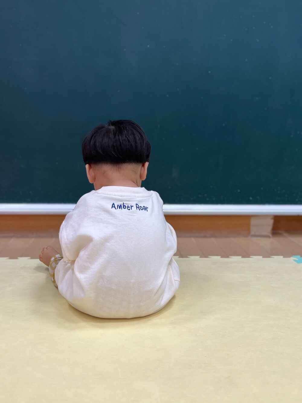 ホワイト系のトップス、イエロー系のその他ベビー用品を着用したキッズの秋コーディネートの2枚目の写真