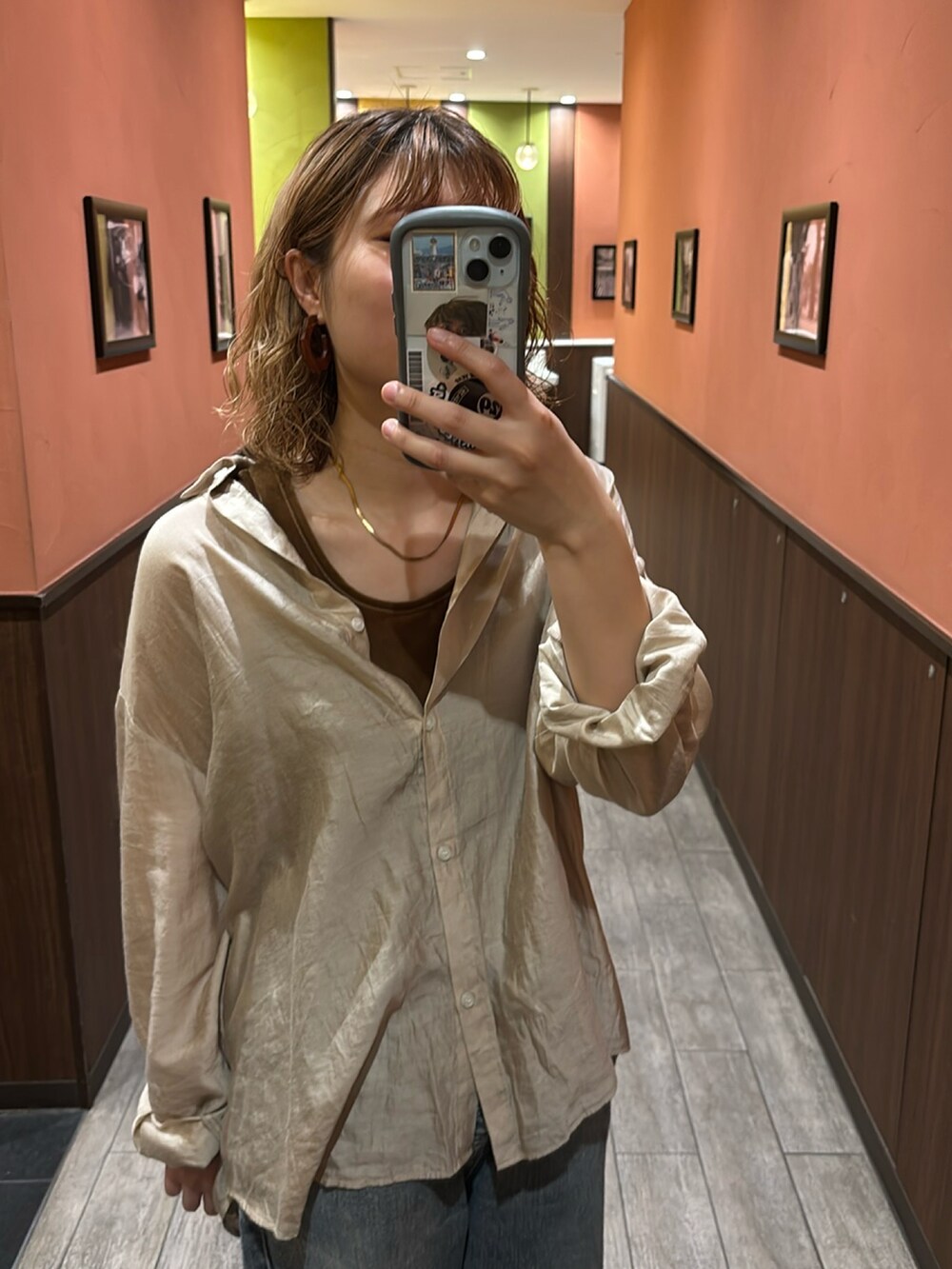 ピンク系のスニーカーを着用したレディースの夏コーディネートの2枚目の写真