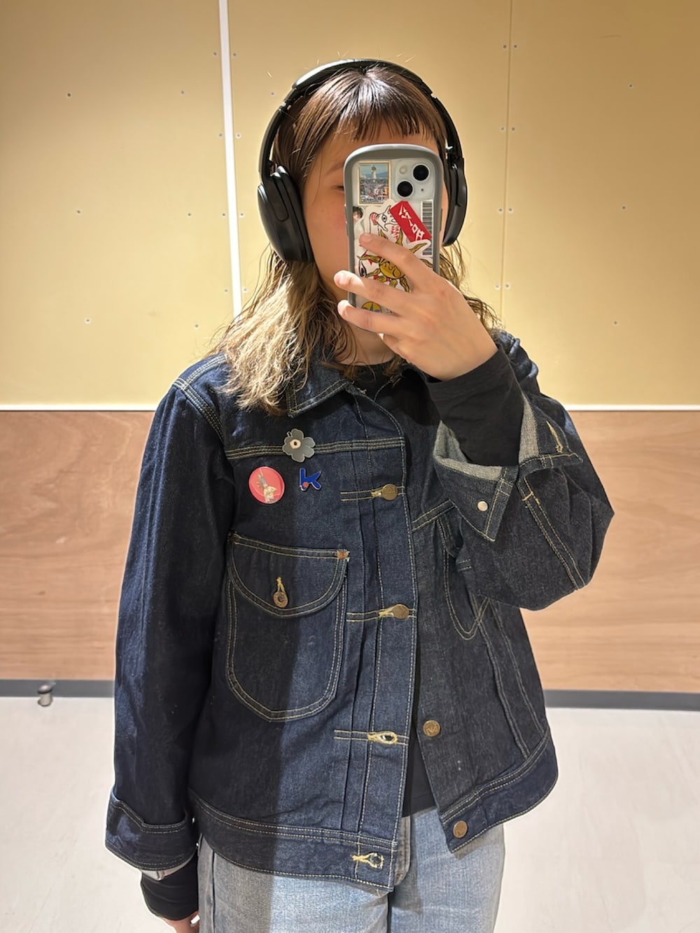 ブルー系のデニムジャケットを着用したレディースの春コーディネートの2枚目の写真