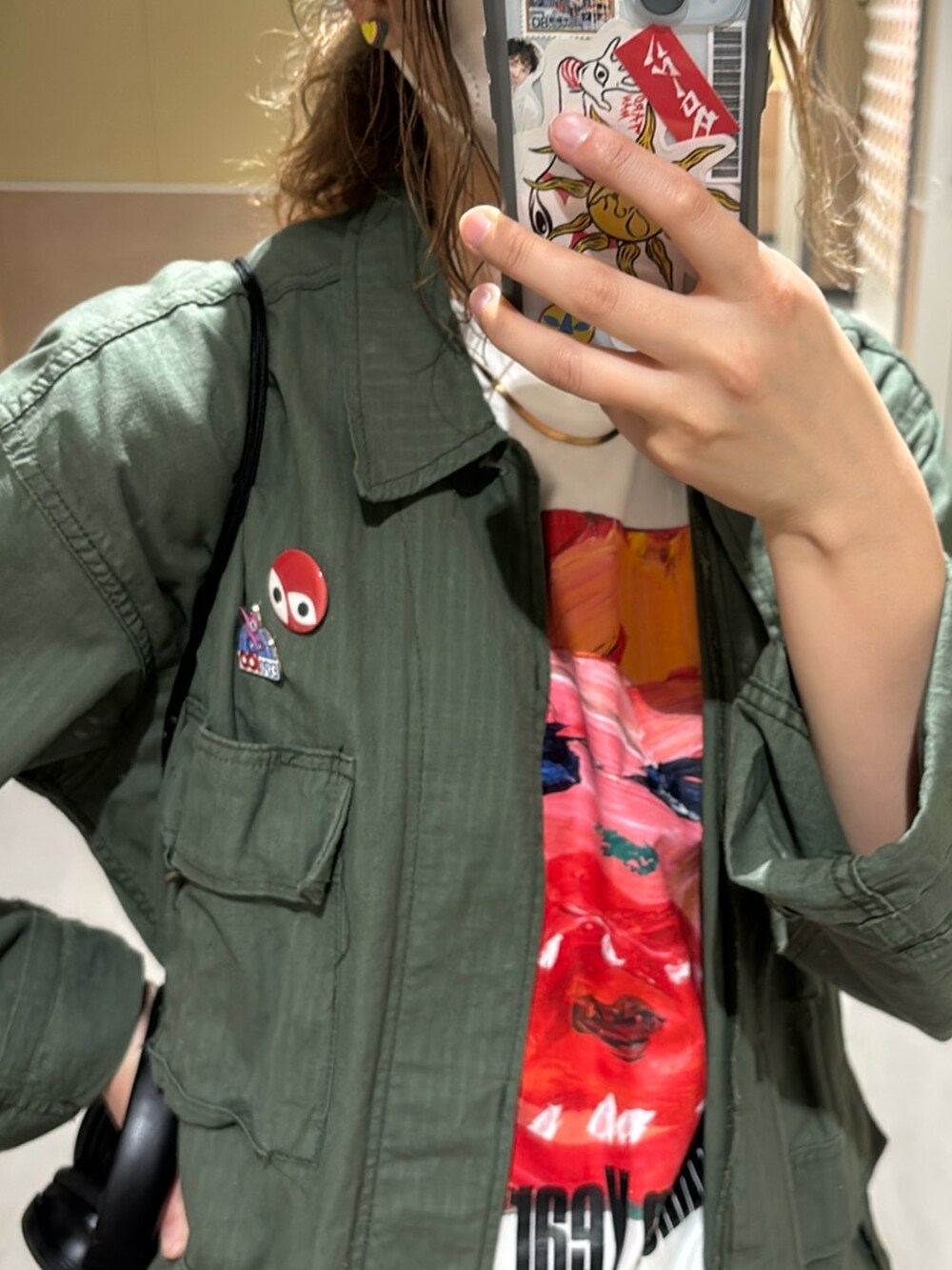 その他のデニムパンツを着用したレディースの春コーディネートの2枚目の写真