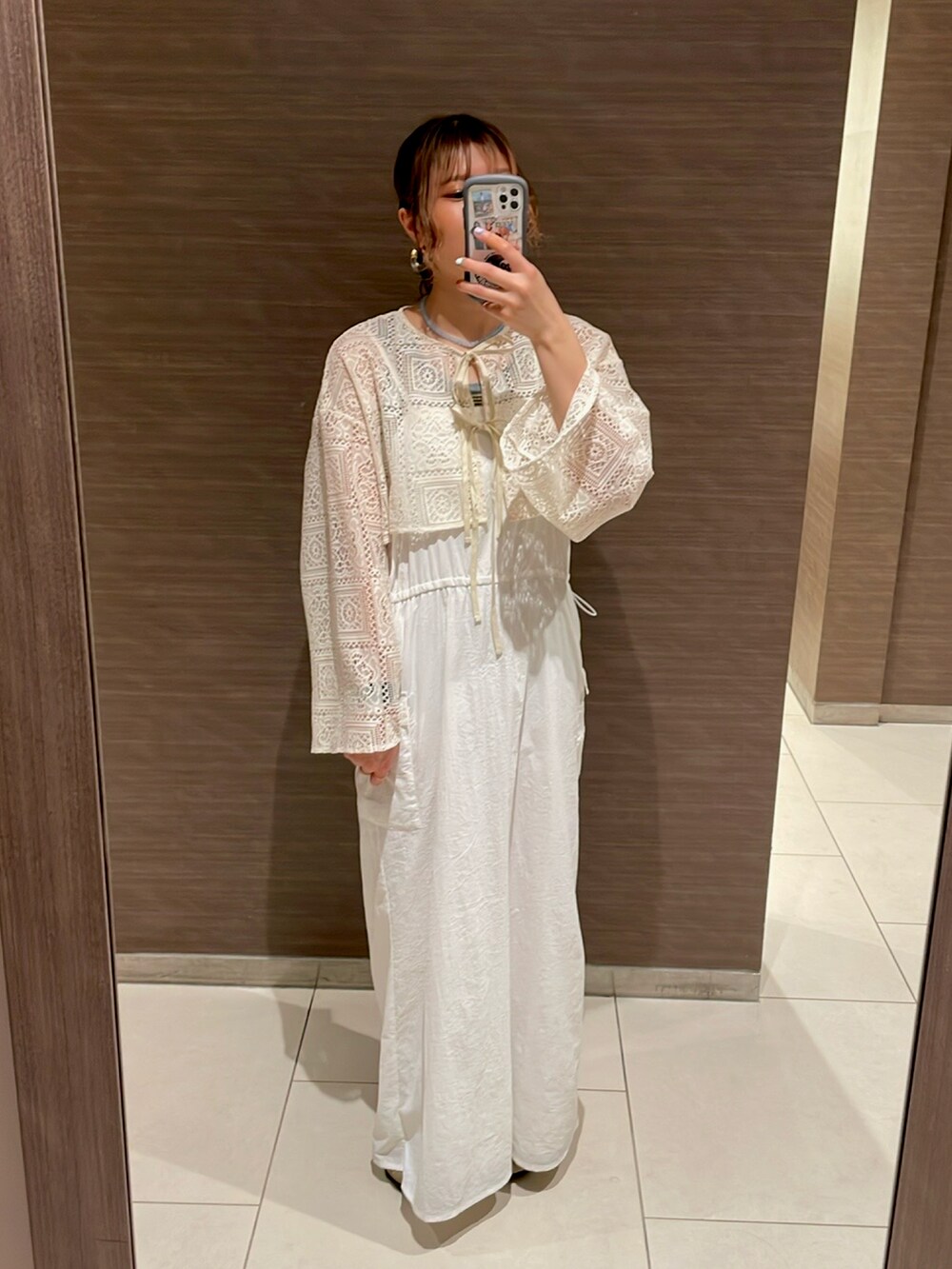 ホワイト系のシャツ/ブラウス、ホワイト系のワンピース、その他のピアス（両耳用）を着用したレディースの夏コーディネートの2枚目の写真