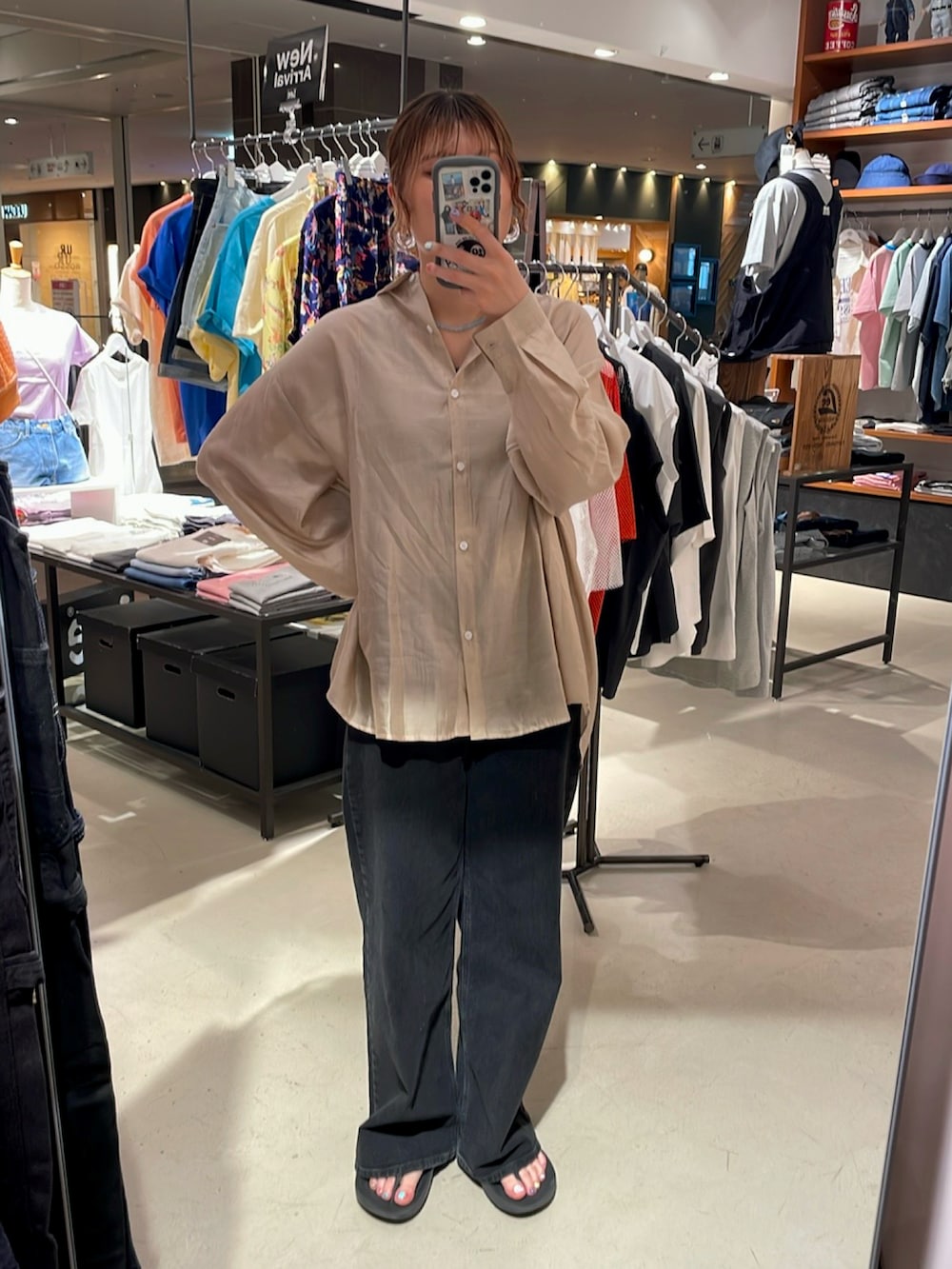 ベージュ系のシャツ/ブラウス、ブラック系のデニムパンツ、その他のピアス（両耳用）を着用したレディースの夏コーディネートの2枚目の写真