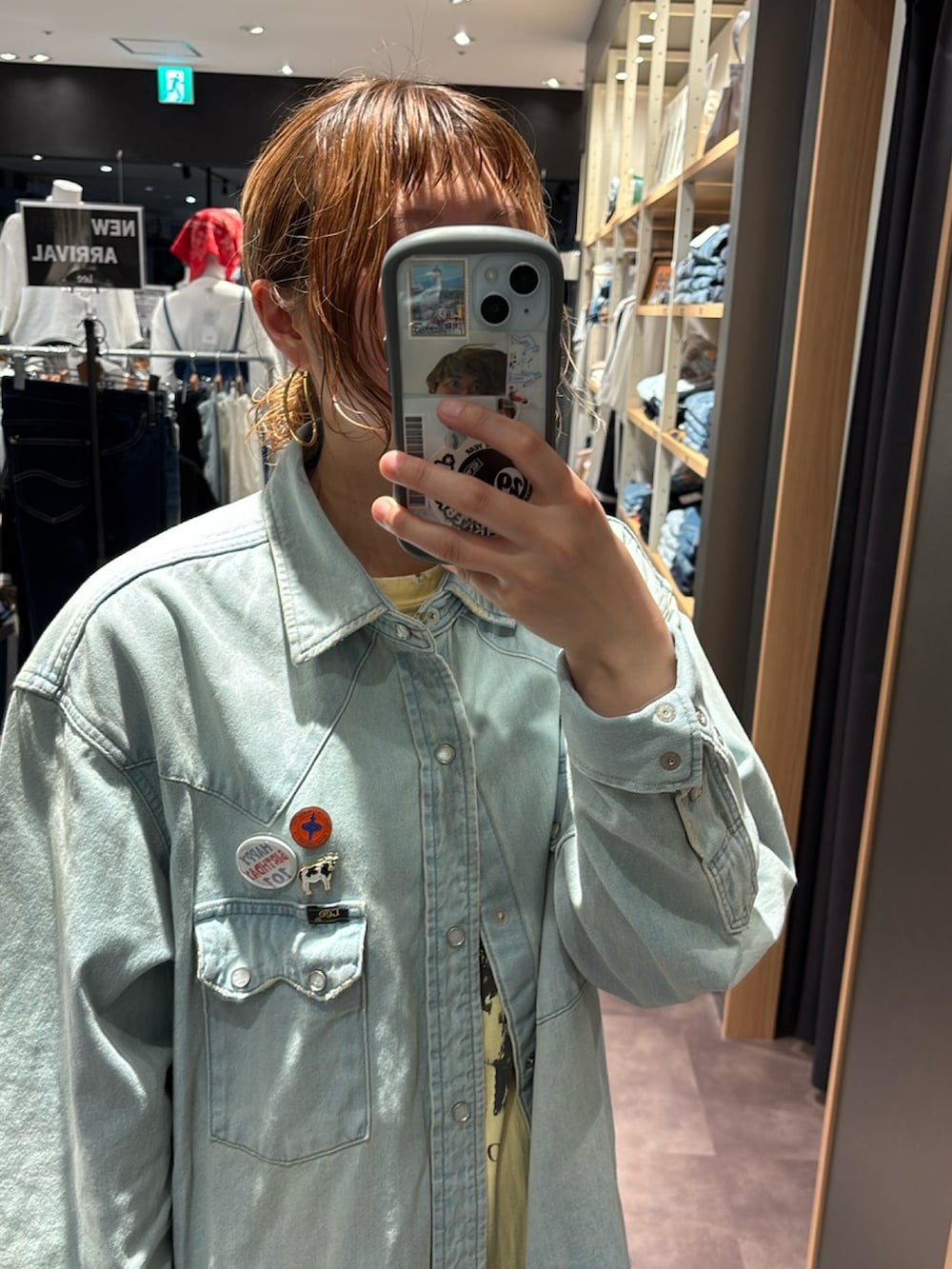 ブルー系のシャツ/ブラウス、ブルー系のデニムパンツ、ベージュ系のサンダルを着用したレディースの夏コーディネートの2枚目の写真