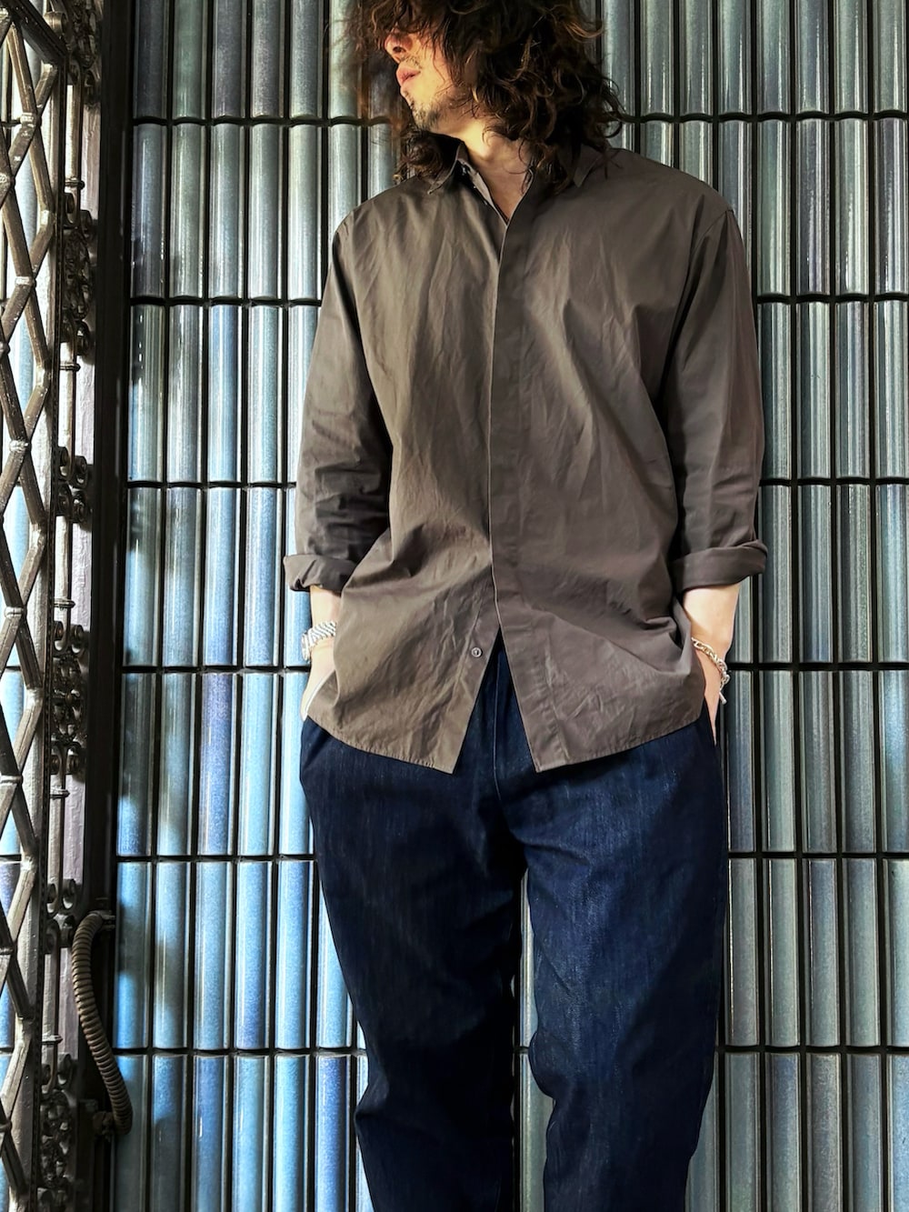 「最近のいい感じコーデ、大人カジュアル、古着MIX、+J、GU、GUコーデ、シェフパンツ、デニムパンツ、デニムスラックス、UNIQLO、UNIQLO+J、ユニクロ、ユニクロコーデ、プチプラ、プチプラコーデ」｜「UNIQLOのスーピマコットンレギュラーフィットシャツ(長袖)（シャツ/ブラウス、グリーン系）」を使った、KEITA(ΦωΦ)さん（メンズ・182cm）の春コーディネートの2枚目の写真