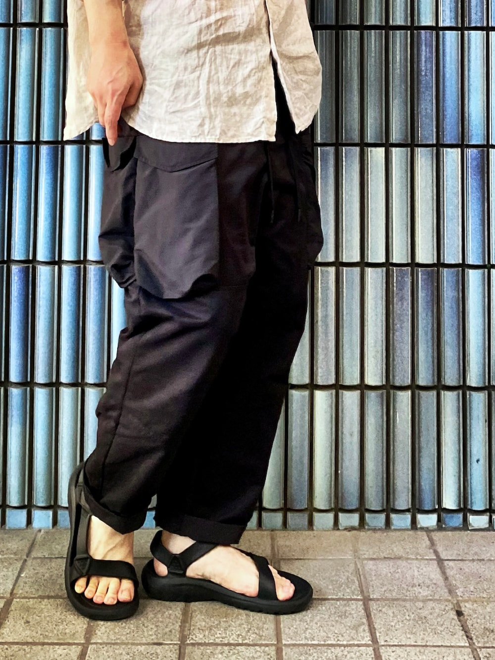 「プレミアムリネンシャツ、リネンシャツ、スタンドカラーシャツ、バンドカラーシャツ、カーゴパンツ、カーゴパンツコーデ、NULLTOKYO、モノトーン、モノトーンコーデ、30代メンズファッション、30代コーデ、40代コーデ、30代ファッション、40代ファッション、オーバーサイズシャツ」｜「UNIQLOのプレミアムリネンスタンドカラーシャツ(長袖)（シャツ/ブラウス、ベージュ系）」を使った、KEITA(ΦωΦ)さん（メンズ・182cm）の夏コーディネートの3枚目の写真
