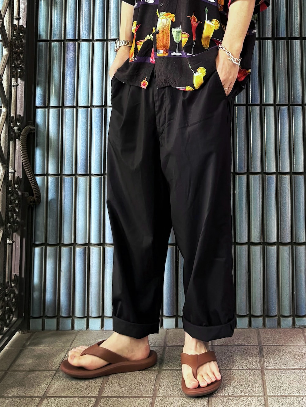 ブラック系のその他パンツ、ブラウン系のサンダル、その他のシャツ/ブラウスを着用したメンズの夏コーディネートの3枚目の写真