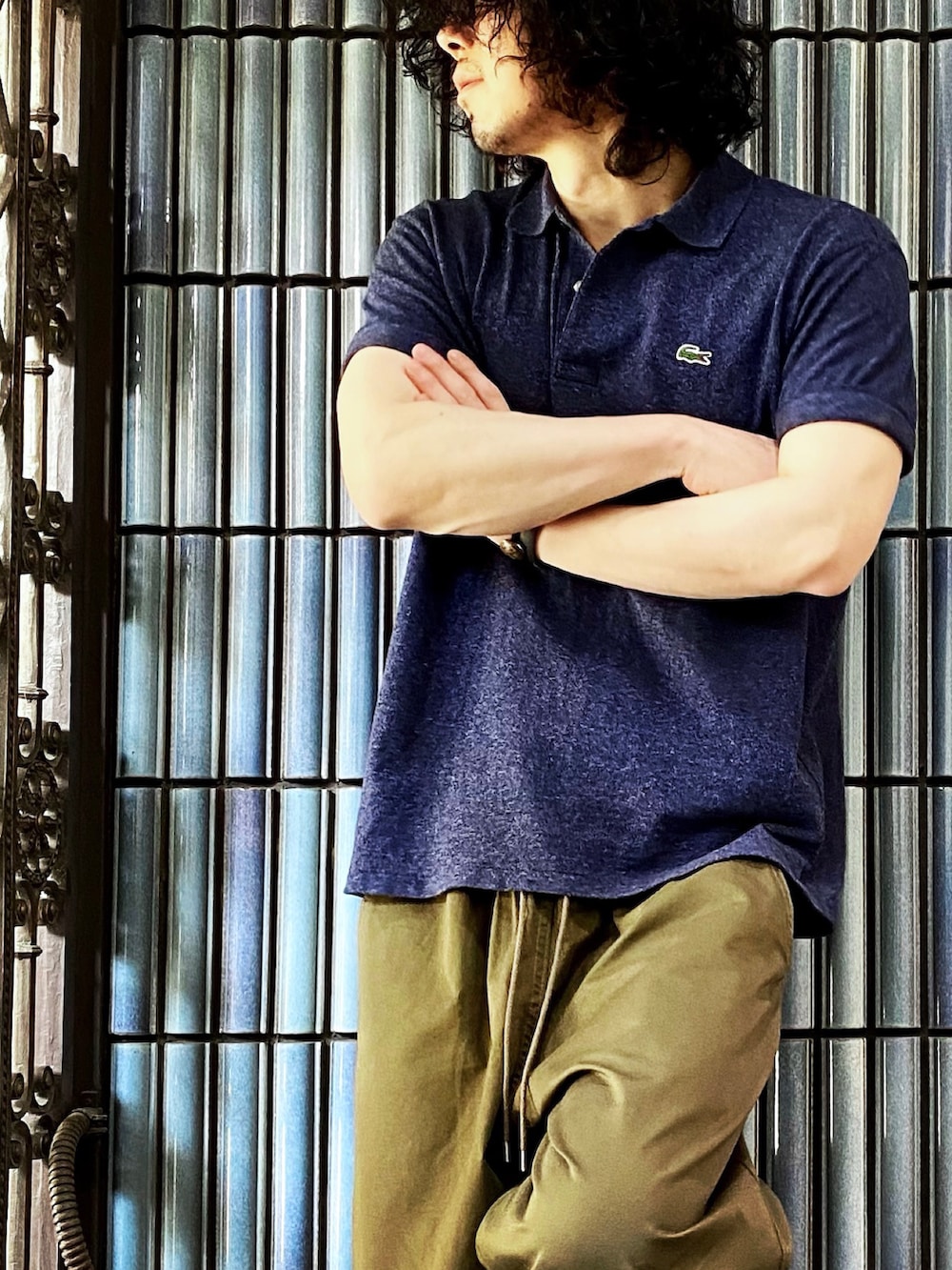 「LACOSTE、ラコステ、ラコステ(LACOSTE)、ポロシャツ、ポロシャツコーデ、Johnbull Private labo、johnbull、ジョンブル、ジョンブル プライベート ラボ(Johnbull Private labo)、カーゴパンツ コーデ、カーゴパンツコーデ、ベイカーパンツ、ミリタリー、ミリタリーパンツ、ネイビーコーデ」|「LACOSTEのLACOSTE / L1264AL ポロシャツ(ポロシャツ、ブルー系)」を使った、KEITA(ΦωΦ)さん(メンズ・182cm)の秋コーディネートの2枚目の写真