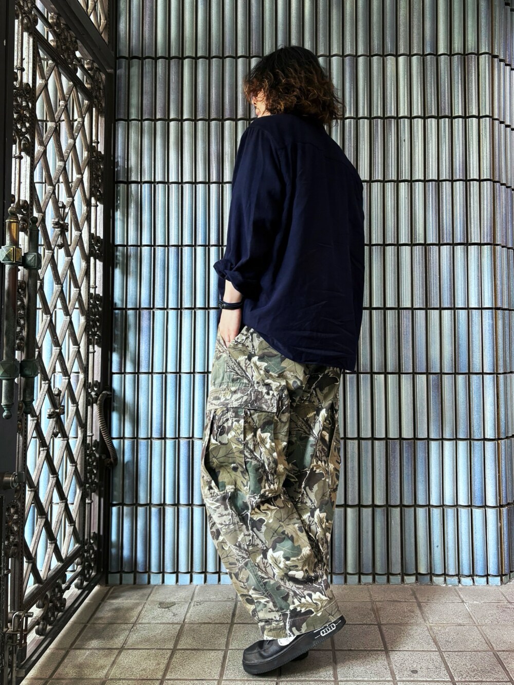 「シェーヌダンクル、エルメス、ネルシャツ、カモフラパンツ、カーゴパンツ、ネイビーコーデ、ユニクロ、ユニクロコーデ、ユニクロユー、ユニクロU、ニットポロ、UNIQLO、UNIQLO U、UNIQLOコーデ、ミリタリーコーデ」|「UNIQLOのフランネルシャツ(シャツ/ブラウス、ブルー系)」を使った、KEITA(ΦωΦ)さん(メンズ・182cm)の春コーディネートの4枚目の写真