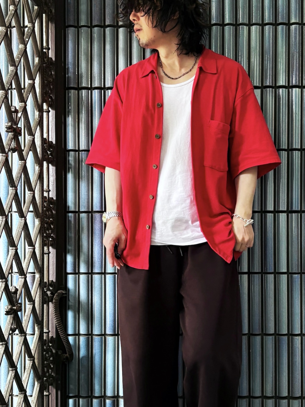「サングラス、シャツスタイル、ピンクシャツ、ワイドパンツ、初夏コーデ、HEALTH、赤シャツ、UNIQLO C、ユニクロシー、ユニクロC、スウェットワイドパンツ、スウェットパンツ、スウェットコーデ、ポロシャツ、ブラウンコーデ」｜「HEALTHのHEALTH/ヘルス/Summer Shirts #4/サマーシャツ（シャツ/ブラウス、レッド系）」を使った、KEITA(ΦωΦ)さん（メンズ・182cm）の春コーディネートの2枚目の写真