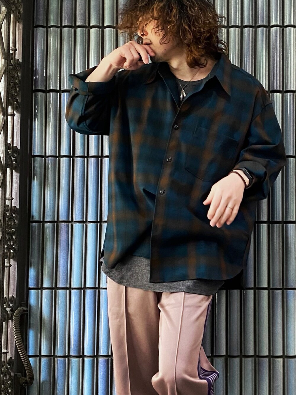「UNIQLO U、UNIQLOU、ユニクロユー、ユニクロU、ニードルズ、ニードルス、NEEDLES、needles トラックパンツ、トラックパンツ、ラインパンツ、チェックシャツ、柄シャツ、Needles ニードルズ、ネルシャツ、ネルシャツチェック」|「UNIQLOのヘビーフランネルオーバーサイズシャツ(長袖)(シャツ/ブラウス、ブルー系)」を使った、KEITA(ΦωΦ)さん(メンズ・182cm)の春コーディネートの2枚目の写真