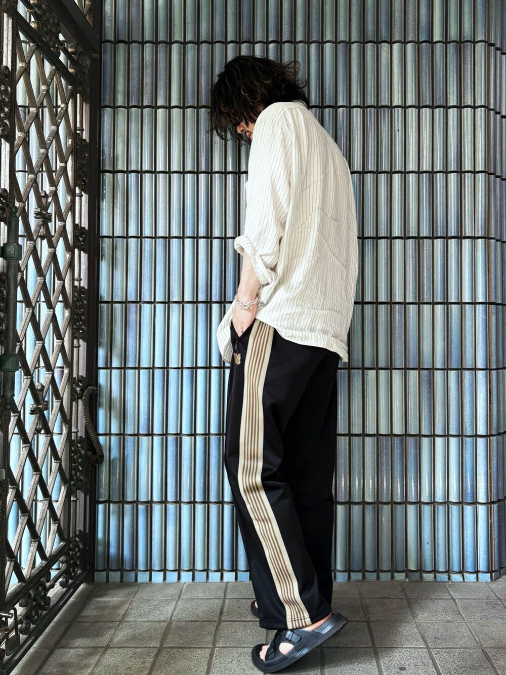 ブラック系のサンダル、ホワイト系のシャツ/ブラウス、ブラック系のその他パンツを着用したメンズの夏コーディネートの4枚目の写真