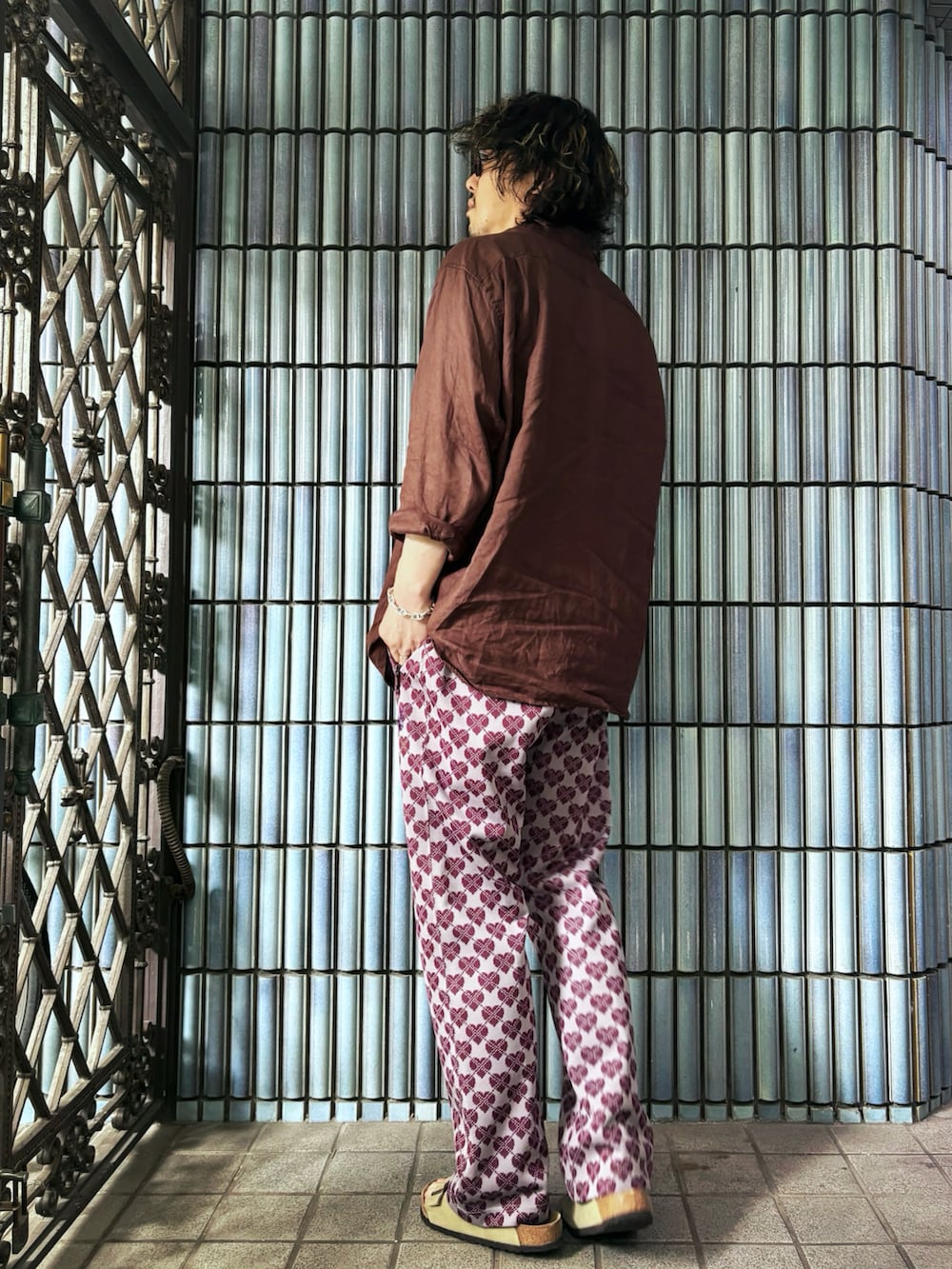 ベージュ系のサンダル、ブラウン系のシャツ/ブラウス、ピンク系のその他パンツを着用したメンズの夏コーディネートの4枚目の写真