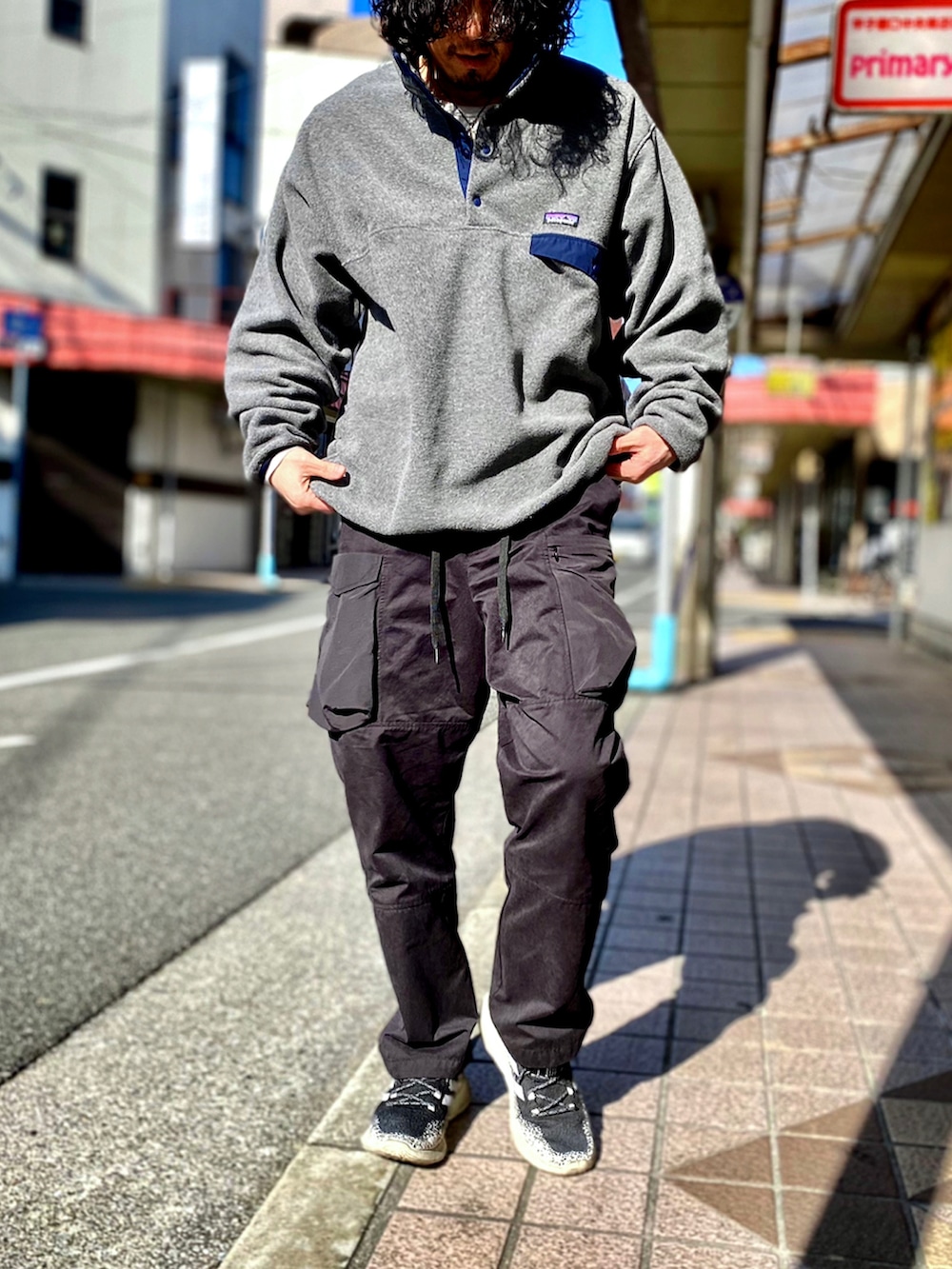 「patagonia、patagoniaのフリース、パタゴニア、パタゴニアのフリース、シンチラ、シンチラスナップT、NULLTOKYO、カーゴパンツ、カーゴパンツコーデ、ビームス、フリース、春服みてみて、アウトドアスタイル、アウトドア、アウトドアコーデ」｜「patagoniaのメンズ ライトウェイト シンチラ スナップT プルオーバー（ニット/セーター、グレー系）」を使った、KEITA(ΦωΦ)さん（メンズ・182cm）の春コーディネートの3枚目の写真