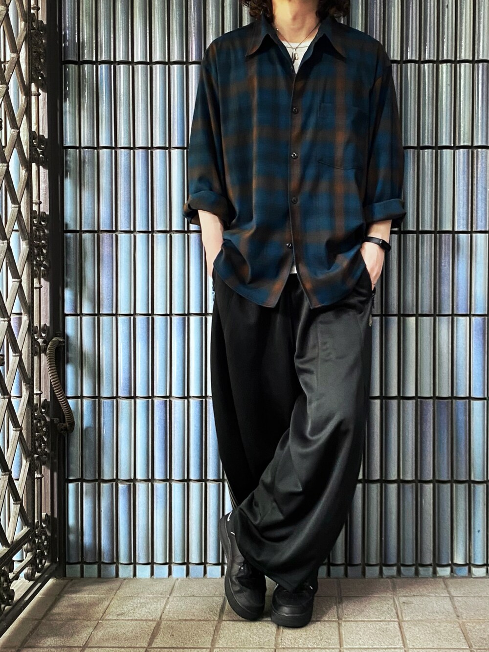 「NEEDLES、needles トラックパンツ、ニードルス、ニードルズ、トラックパンツ、ラインパンツ、ヒザデルパンツ、ヒザデルトラック、ユニクロU、UNIQLO U、いまどきジャケット写真、ユニクロユー、グリーン、グリーンコーデ、カーキパンツ」｜「UNIQLOのヘビーフランネルオーバーサイズシャツ(長袖)（シャツ/ブラウス、ブルー系）」を使った、KEITA(ΦωΦ)さん（メンズ・182cm）の春コーディネートの4枚目の写真