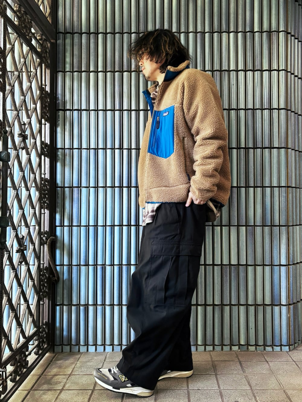 ブラック系のカーゴパンツ、グレー系のスニーカー、グレー系のシャツ/ブラウスを着用したメンズの冬コーディネートの4枚目の写真