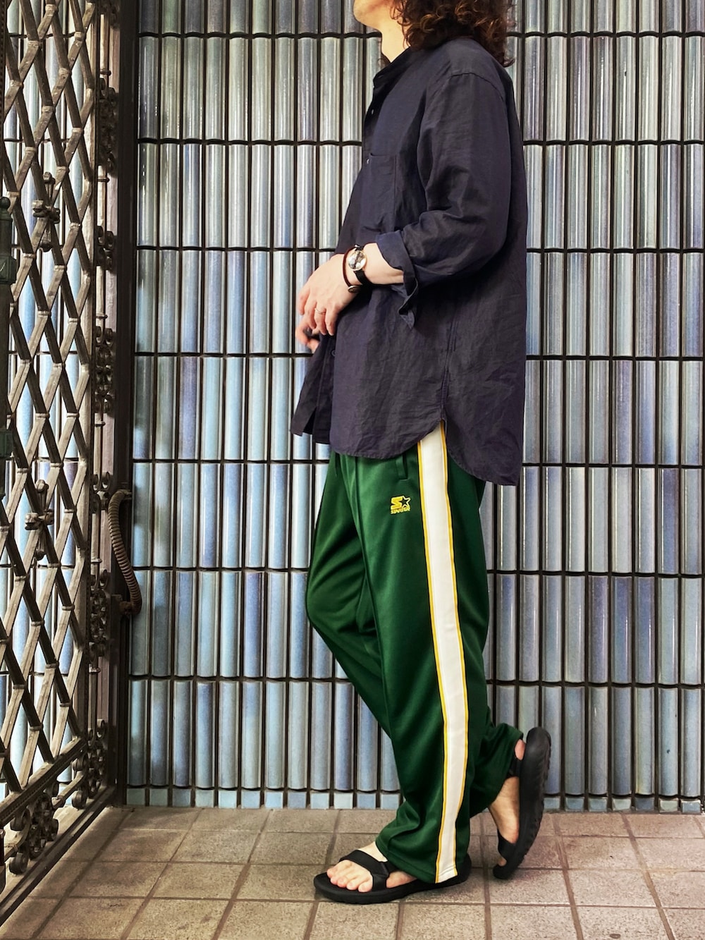 「starter、スターター、トラックパンツ、ラインパンツ、ジャージ、ジャージーパンツ、teva、リネンシャツ、スタンドカラーシャツ、バンドカラーシャツ、スポーツミックス、シャツスタイル、グリーンパンツ、緑パンツ、Nordgreen」|「UNIQLOのリネンコットンスタンドカラーシャツ(長袖)(シャツ/ブラウス、ブルー系)」を使った、KEITA(ΦωΦ)さん(メンズ・182cm)の夏コーディネートの4枚目の写真