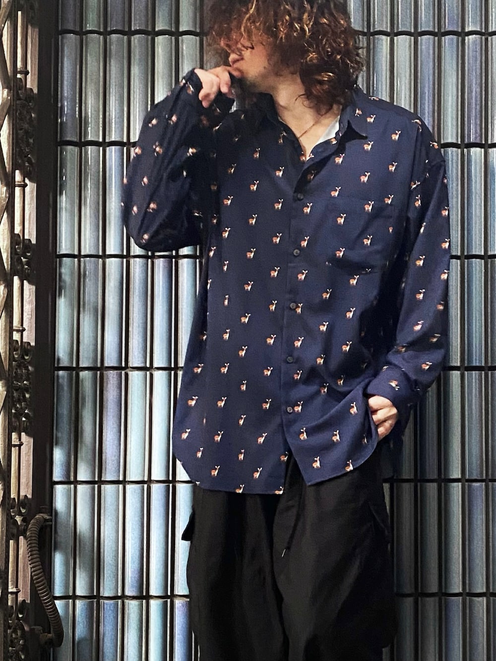 「KEITA MARUYAMA、ケイタマルヤマ、ニードルズ、ニードルス、NEEDLES、カーゴパンツ、カーゴパンツコーデ、ヒザデルパンツ、oofos、ガラシャツ、柄シャツ、パジャマ、パジャマシャツ、バンビ、バンビ柄」｜「KEITA MARUYAMAの【KEITA MARUYAMA】アソート柄シャツ（シャツ/ブラウス、ブルー系）」を使った、KEITA(ΦωΦ)さん（メンズ・182cm）の夏コーディネートの2枚目の写真