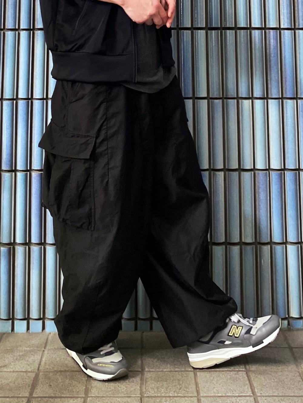 「お出かけコーデ日記、adidas、adidas originals、NEEDLES、トラックジャケット、ジャージ、ニードルズ、ニードルス、カーゴパンツ、カーゴパンツコーデ、スポーツミックス、トラックパンツ、アディダス、アディダスオリジナルス、オールブラック」｜「adidasのアディカラー クラシックス ファイヤーバード トラックジャケット（ジャージ）[FIREBIRD TRACK TOP] アディダスオリジナルス（メンズ/レディース）（ジャージ、ブラック系）」を使った、KEITA(ΦωΦ)さん（メンズ・182cm）の春コーディネートの3枚目の写真