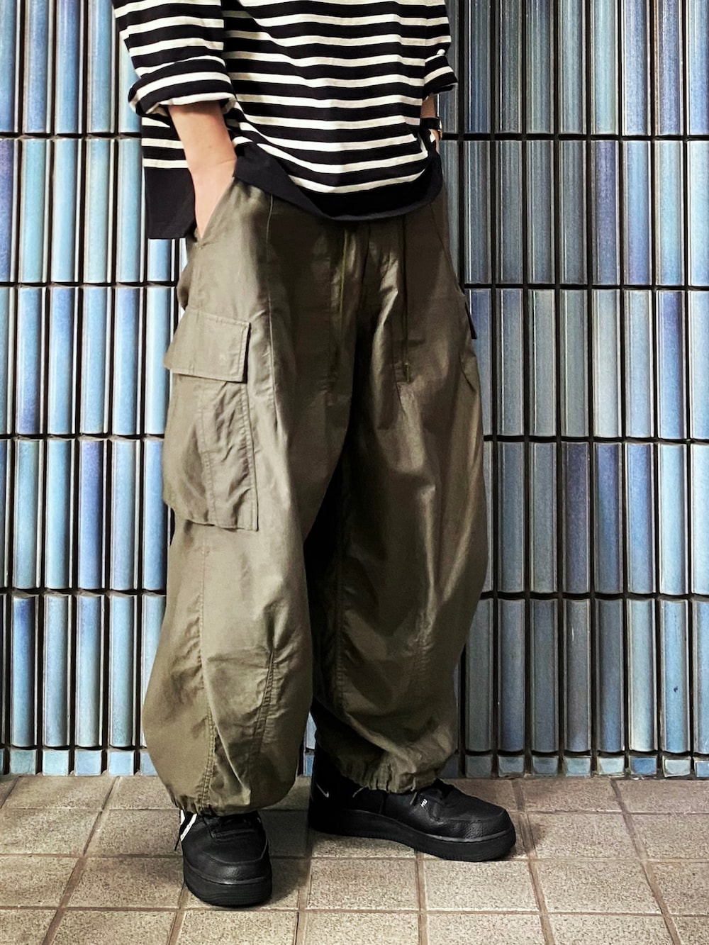 「ファッションを楽しもう、jhonbull、Johnbull Private labo、ジョンブル、ジョンブル プライベート ラボ(Johnbull Private labo)、ニードルズ、ニードルス、NEEDLES、ヒザデルパンツ、バスクシャツ、ボーダー、ボーダートップス、ボーダーTシャツ、カーゴパンツ、カーゴパンツコーデ」|「Johnbullの【新色追加/再入荷】バスクボーダーTシャツ(Tシャツ/カットソー、ブラック系)」を使った、KEITA(ΦωΦ)さん(メンズ・182cm)の秋コーディネートの3枚目の写真