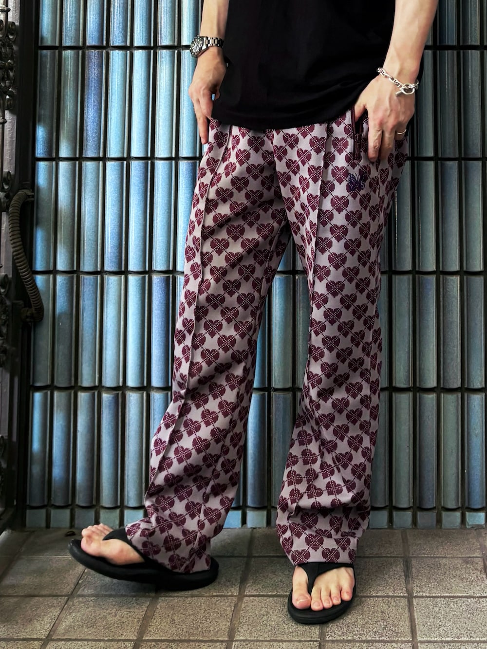 ブラック系のサンダル、ブラック系のTシャツ/カットソー、ピンク系のその他パンツを着用したメンズの秋コーディネートの3枚目の写真