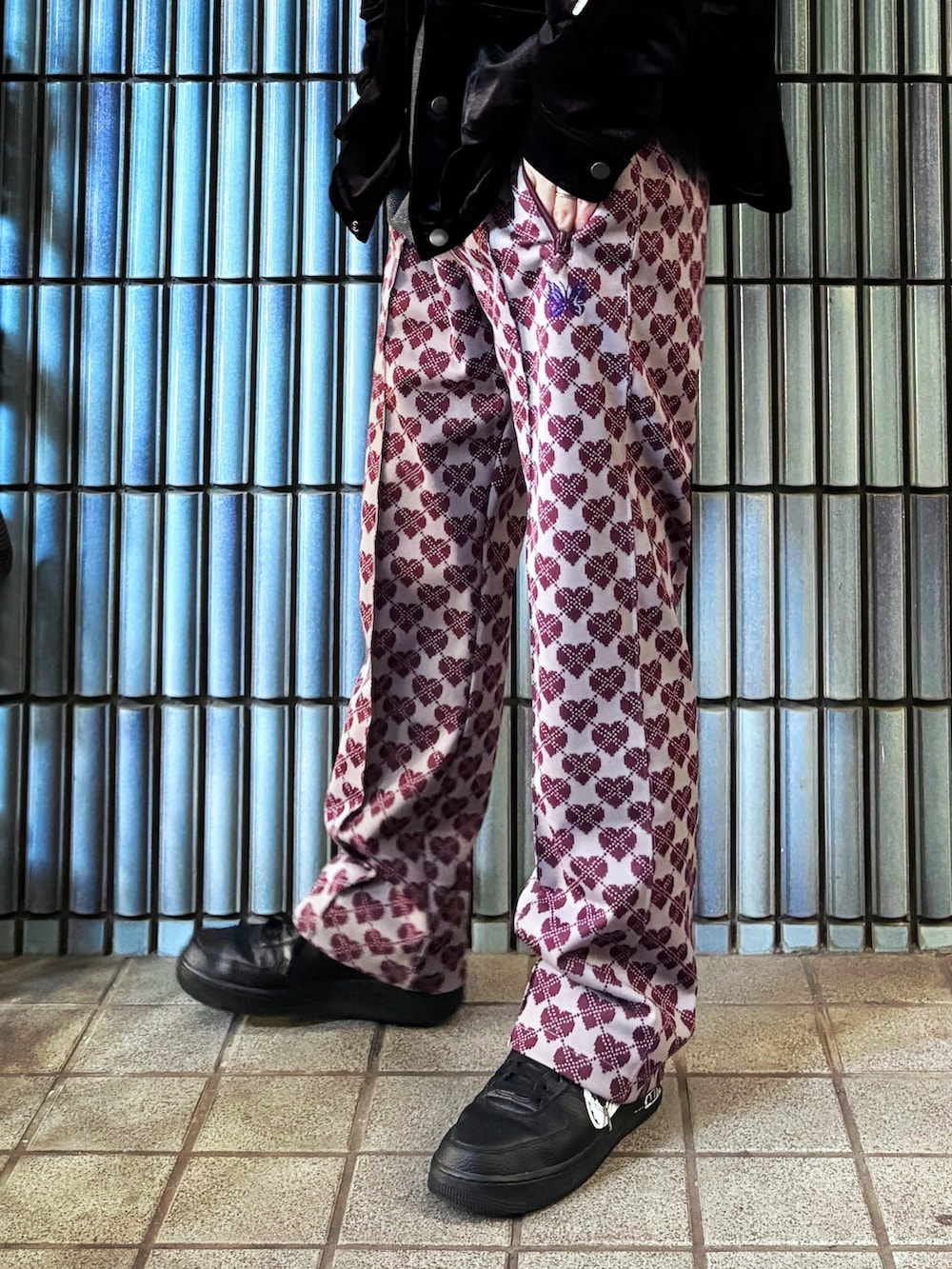 「最近のいい感じコーデ、ダウンジャケット、クリスマスに着たい服、raizo、NEEDLES、needles トラックパンツ、Needles ニードルズ、ニードルス、ニードルストラックパンツ、ニードルズ、スカジャン、スカジャンコーデ、ベロアジャケット、コーチジャケット、柄パンツ」|「RAIZOのBROKEN ARROW JACKET -3.COLOR-(スカジャン、ブラック系)」を使った、KEITA(ΦωΦ)さん(メンズ・182cm)の冬コーディネートの3枚目の写真